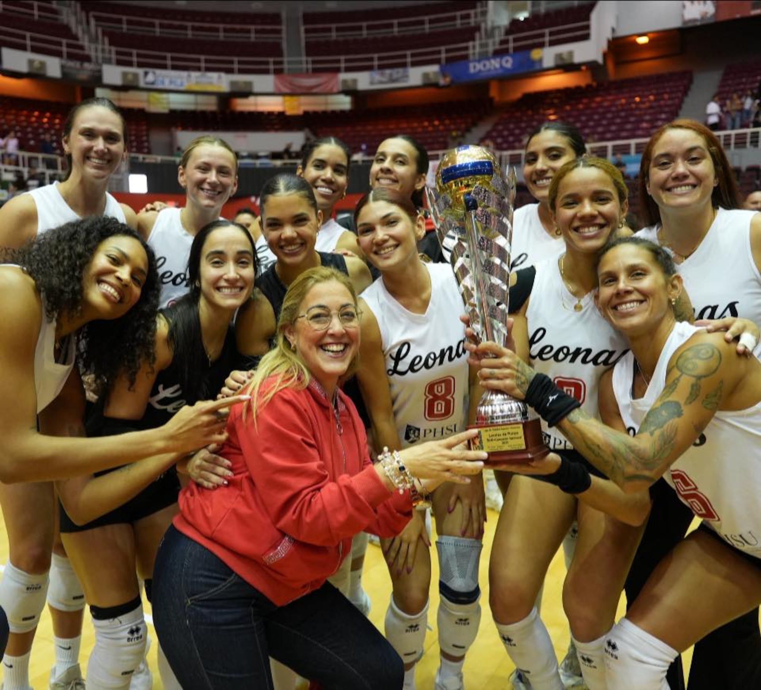 Leonas de Ponce con el trofeo de subcampeonas. Las acompaña la alcaldesa del municipio, Marlese Sifre.