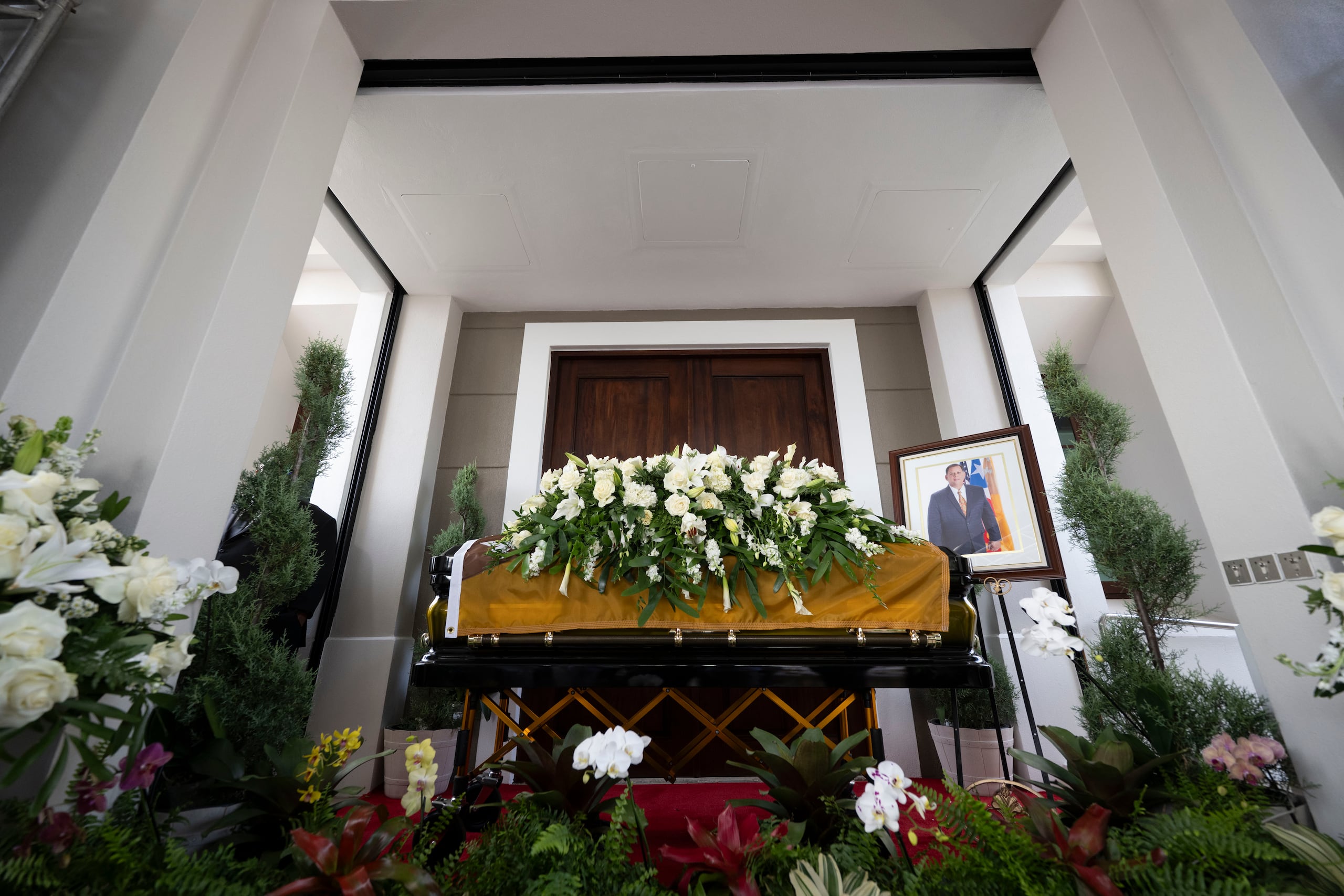 Cientos de personas han llegado a rendir tributo a Carlos López.