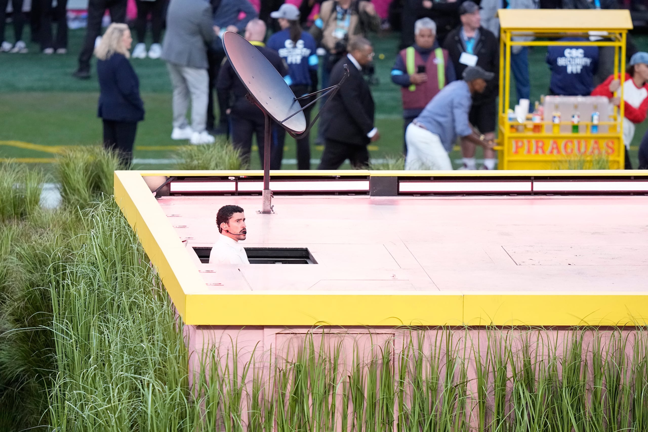 Bad Bunny en una de las escenas desde el techo de la casa en el espectáculo de medio tiempo en el Super Bowl.