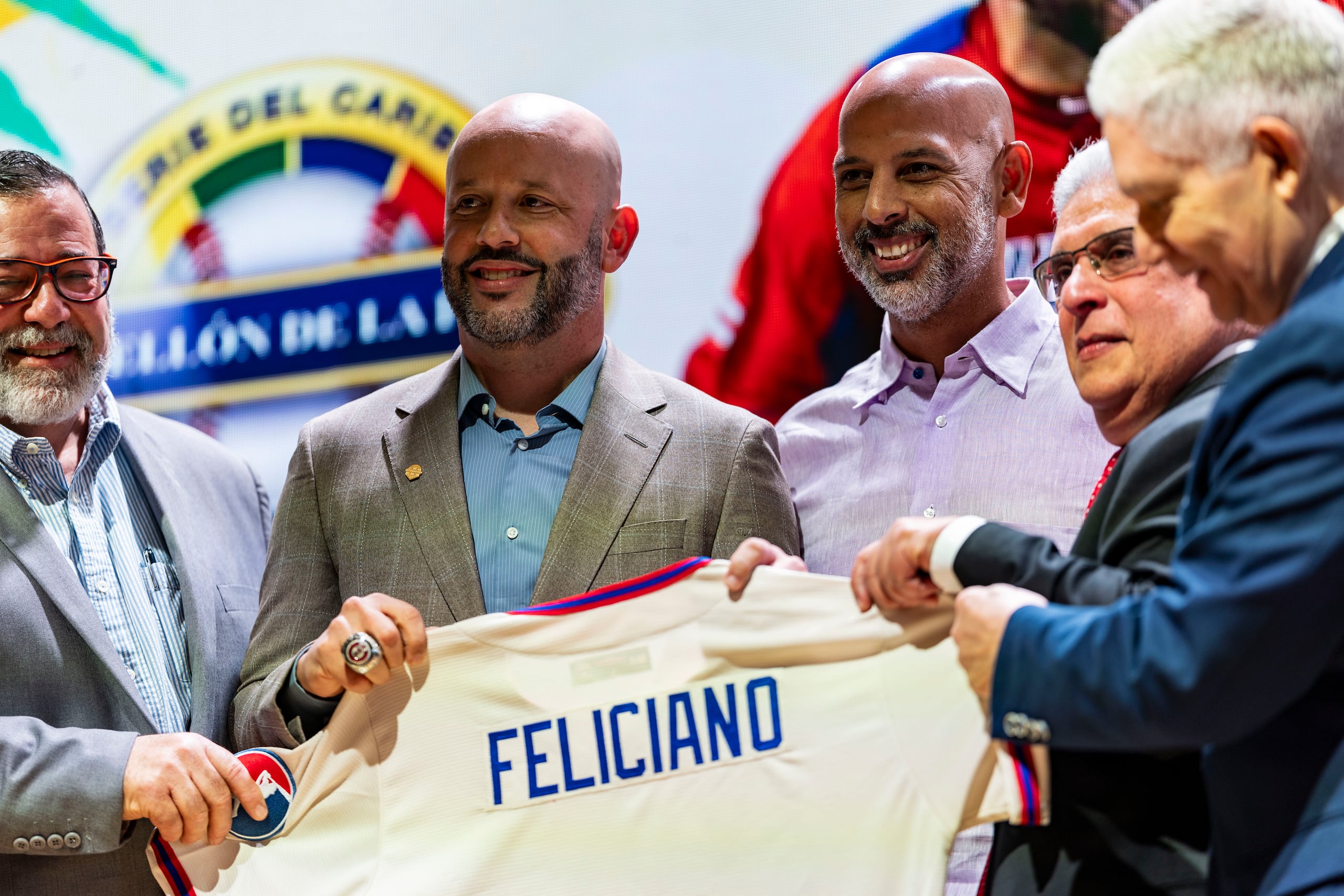 Alex Cora acompañó hoy a Jesús 'Motorita' Feliciano, su cuñado, al ser exaltado este último al Pabellón de la Fama de la Serie del Caribe.