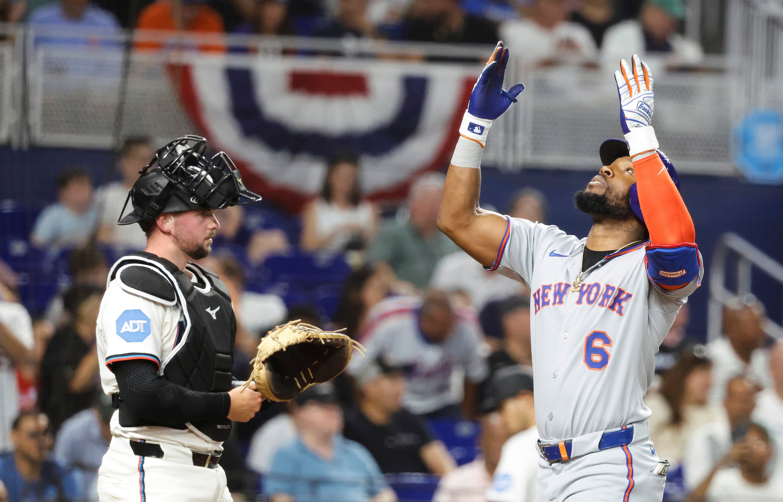 Starling Marte de los Mets de Nueva York reacciona a su jonrón en la tercera entrada frente al catcher de los Marlins de Miami Nick Fortes el lunes 31 de marzo del 2025. (AP Foto/Rhona Wise)