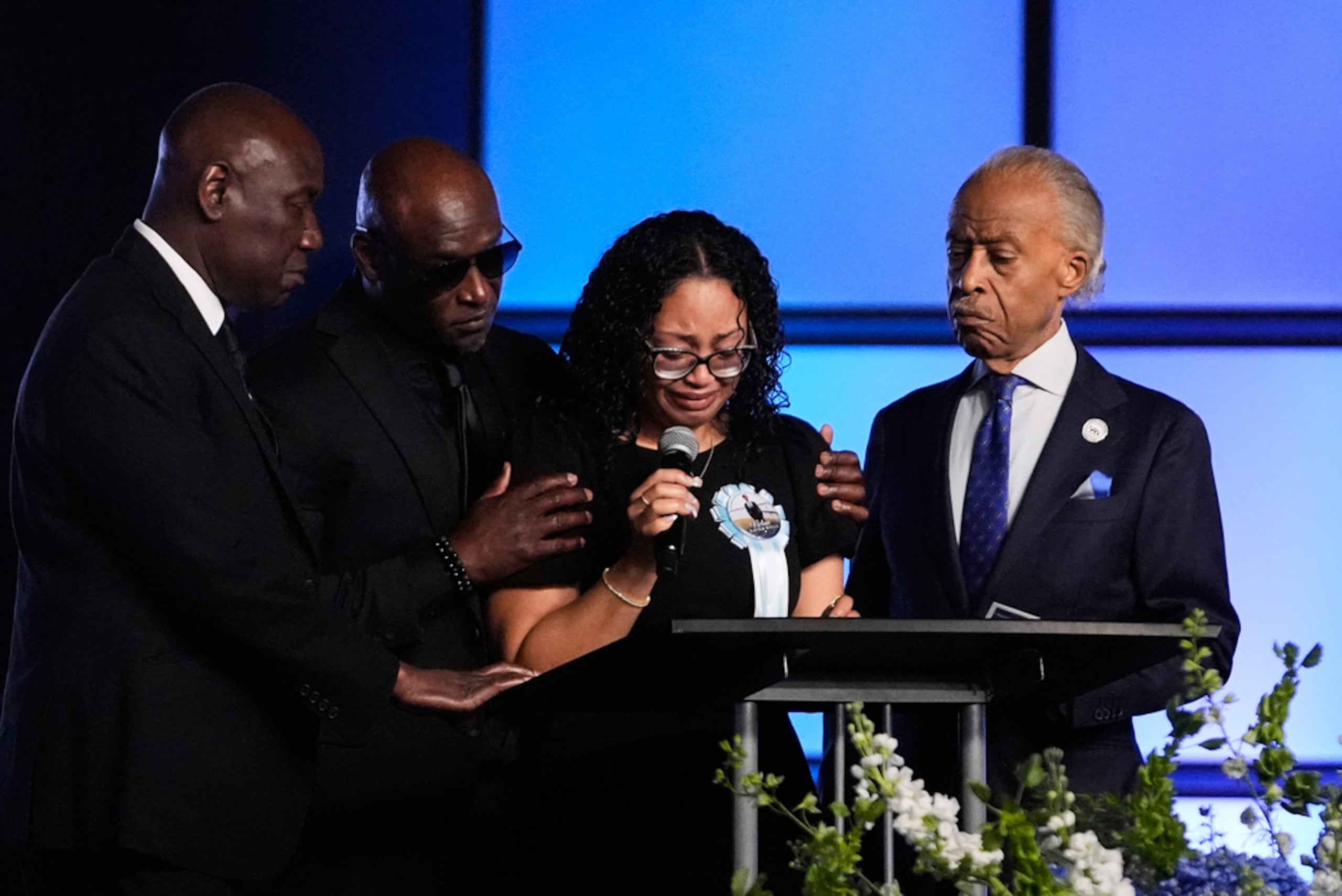 Christine Wonsley (centro) está acompañada por su esposo, Elmore Wonsley (segundo desde la izquierda), el abogado Ben Crump (izquierda) y el reverendo Al Sharpton (derecha) durante el servicio fúnebre de su hijo, Nolan Xavier Wells, el lunes 20 de julio de 2026, en Ocean Springs, Mississippi.