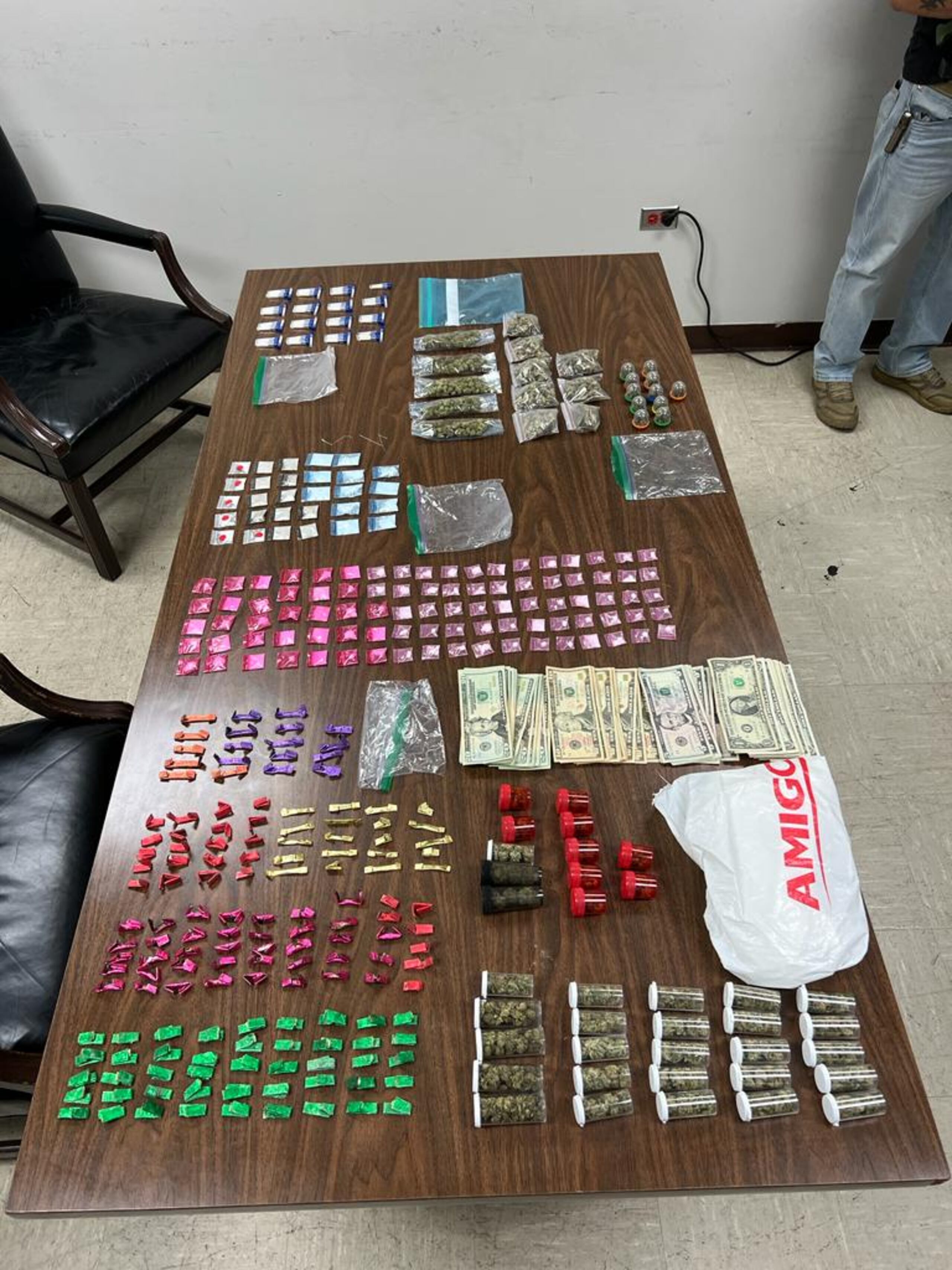 Sustancias controladas ocupadas en el residencial Virgilio Dávila, en Bayamón, durante el arresto de un fugitivo.