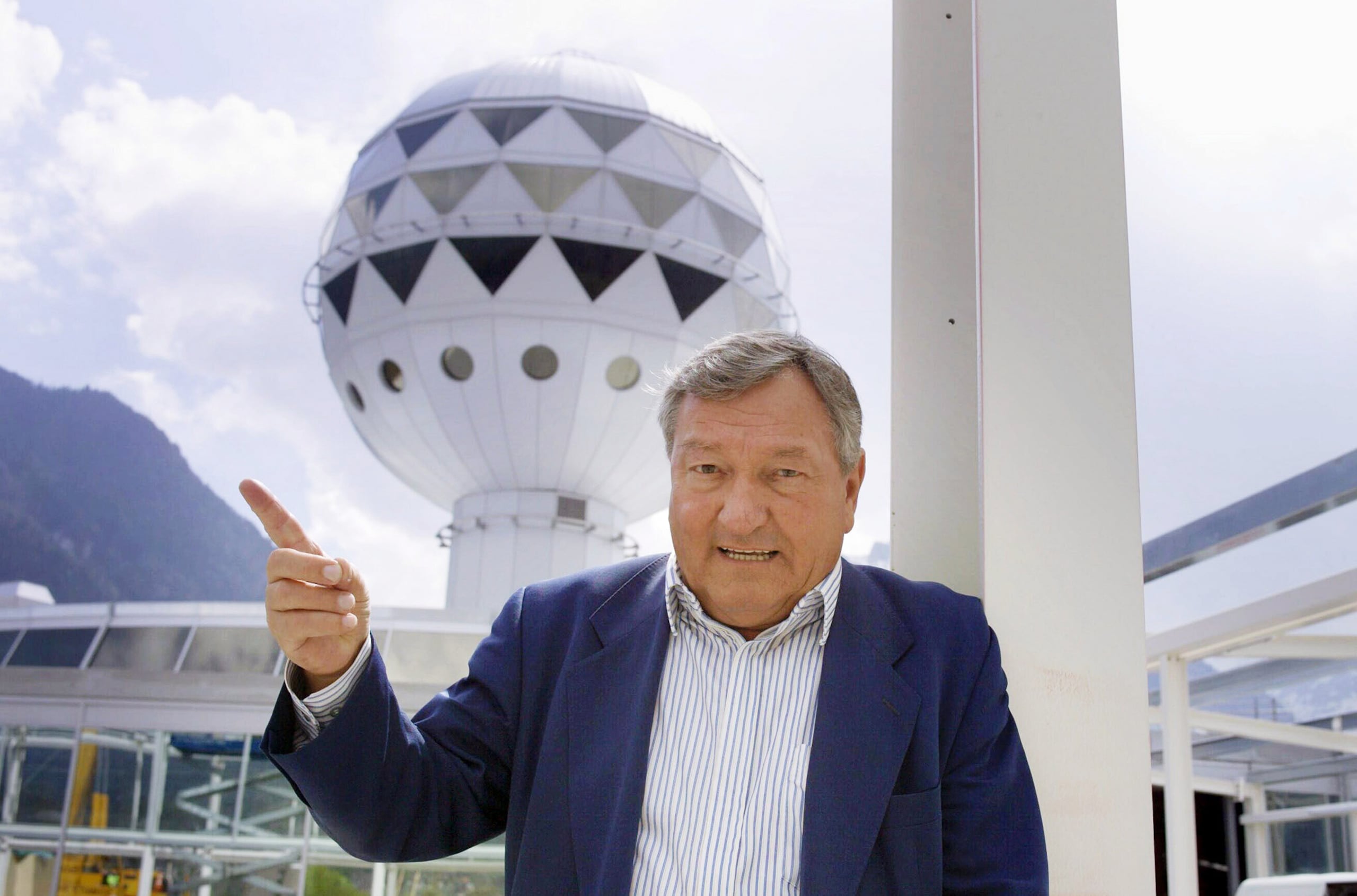 Erich von Daeniken, autor suizo que escribía sobre supuestos orígenes extraterrestres de las civilizaciones antiguas, en el parque de diversión que ayudó a crear en Interlaken, Suiza, el 23 de abril del 2003. (Gaetan Ball/Keystone via AP)