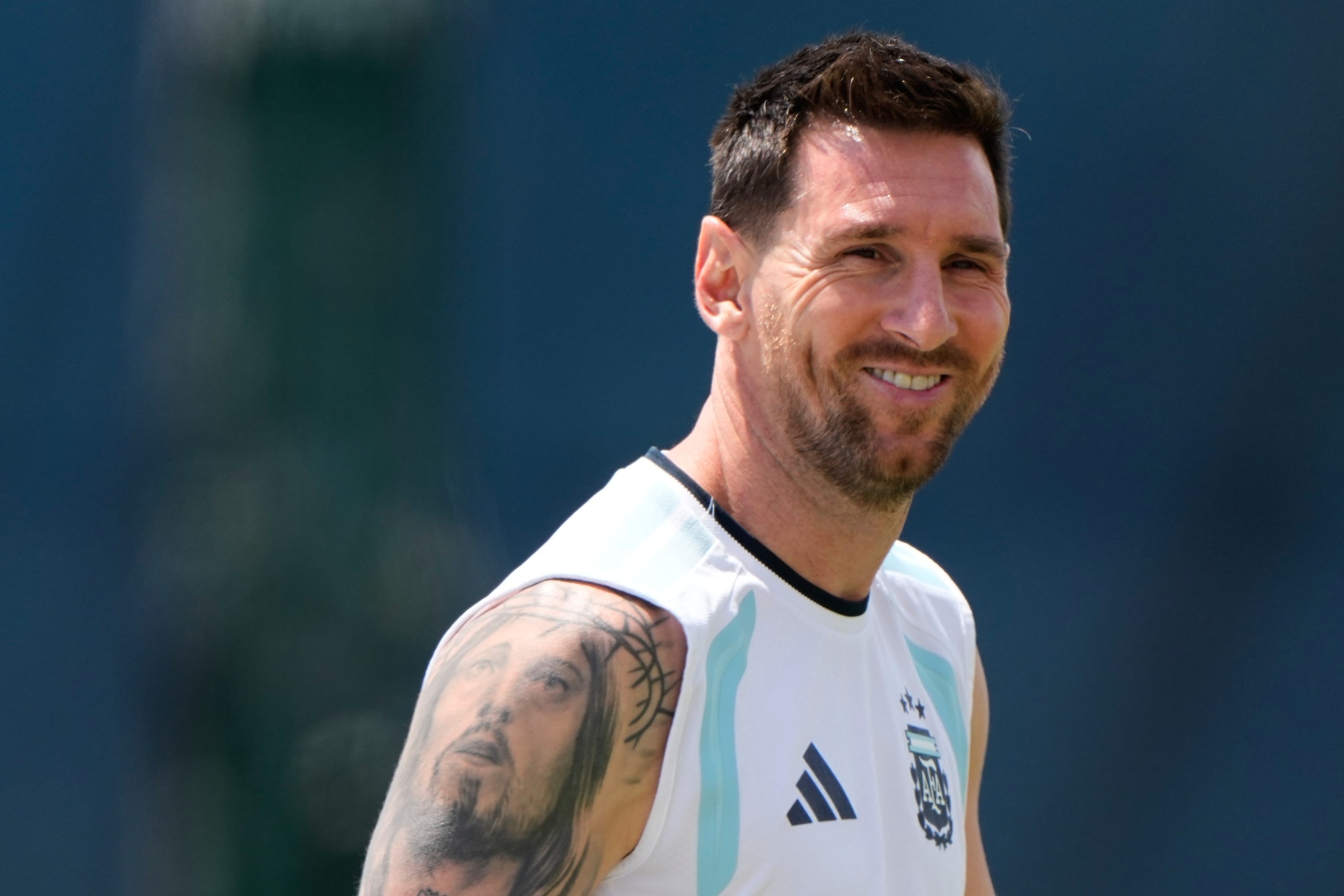 El capitán de Argentina, Lionel Messi, camina durante el entrenamiento para el Mundial el martes 23 de junio, 2026, en Kansas City. (AP Foto/Charlie Riedel)