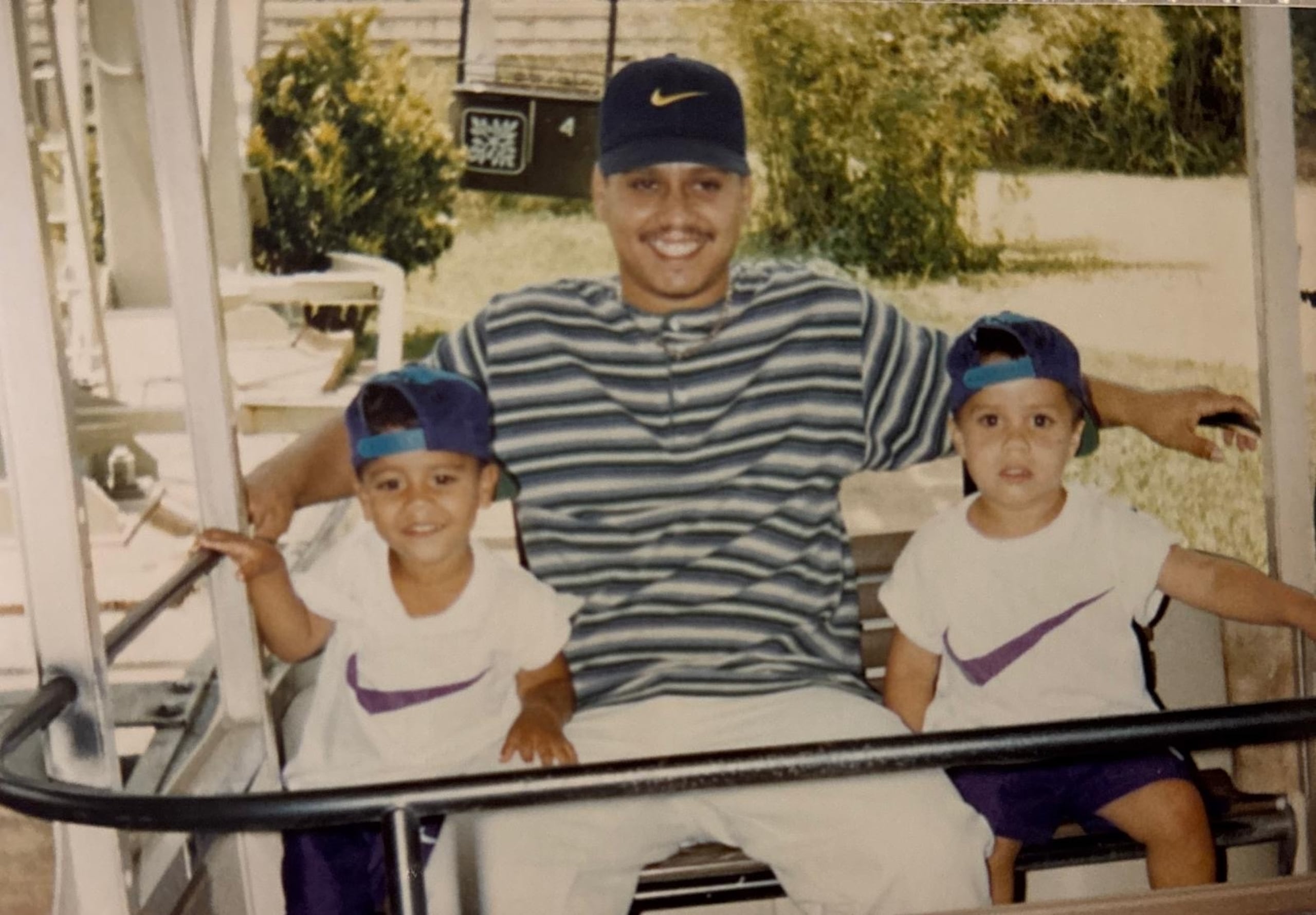 Irad Ortiz padre, al centro junto a José Luis e Irad Jr., recuerda que los hoy jinetes de calibre mundial siempre soñaron, desde pequeñito, en ser lo que son hoy.