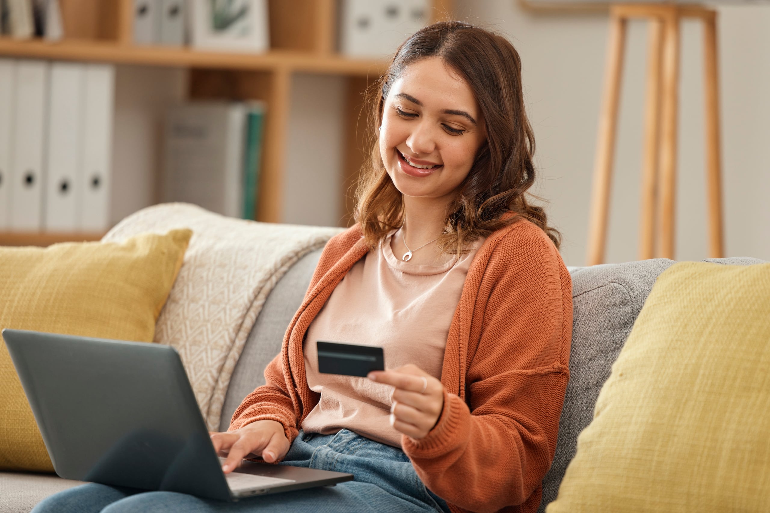 La experiencia del consumidor comprende las interacciones de este con una marca, desde que la conoce hasta que compra y se fideliza.