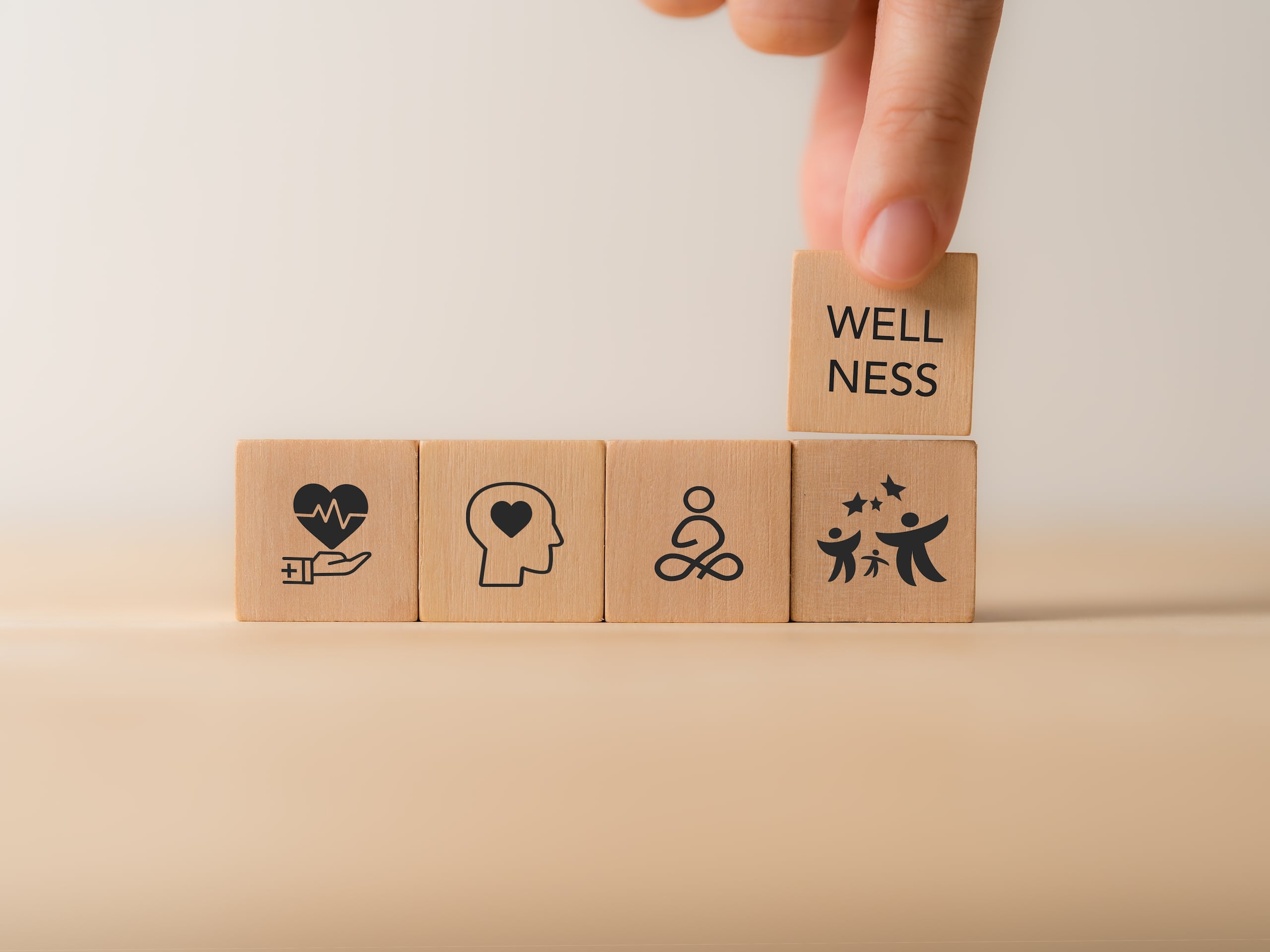 Es importante recordar que la mente y el cuerpo están profundamente conectados. El descanso, la alimentación y el movimiento influyen en nuestras emociones, al igual que las relaciones humanas.