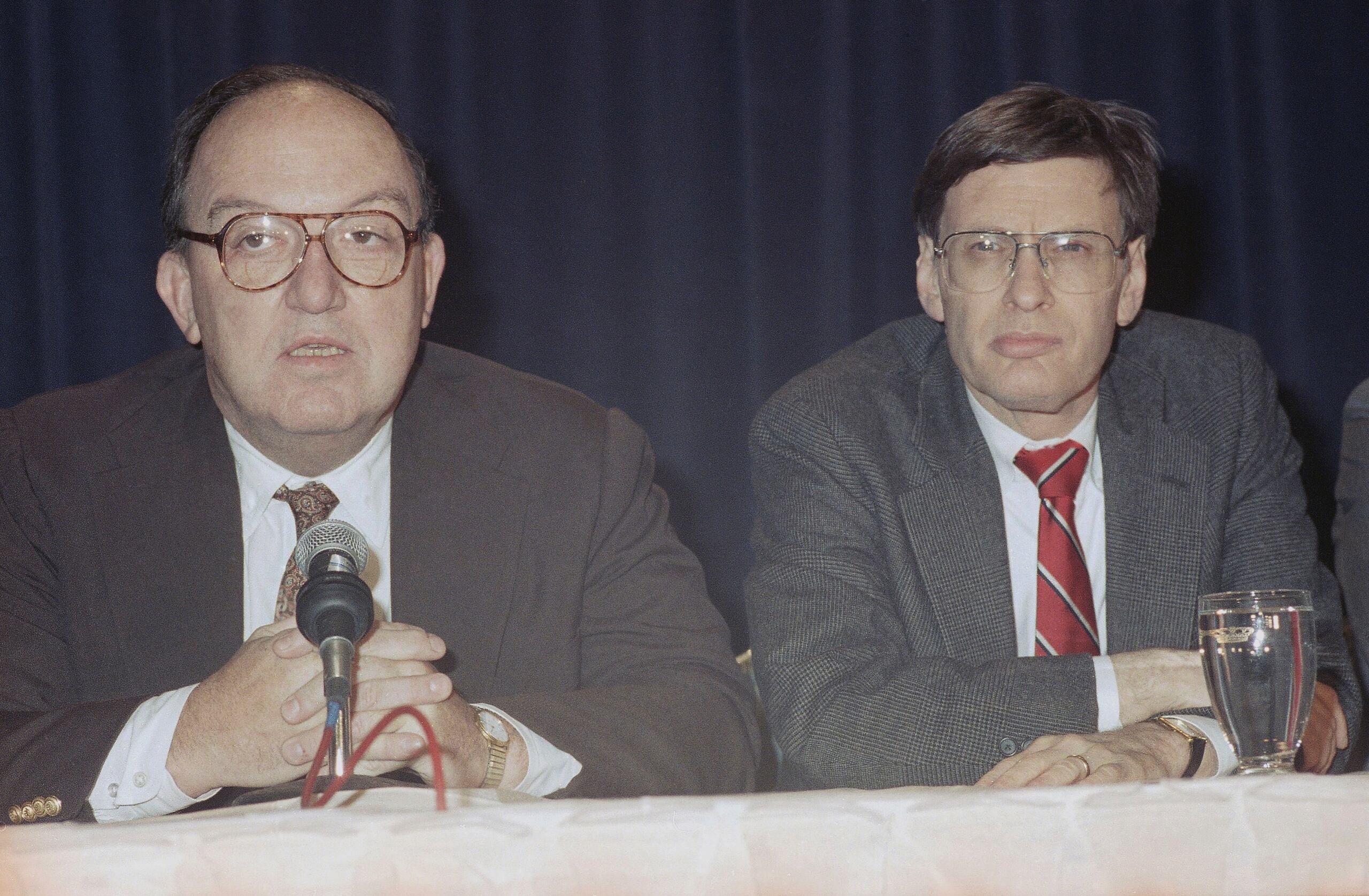 El foto del 19 de marzo de 1990, el comisionado de la MLB Fay Vincent, acompañado del presidente de los Brewers de Milwaukee Bud Selig, anuncia el acuerdo que puso fin al paro patronal de 32 días entre jugadores y dueños.