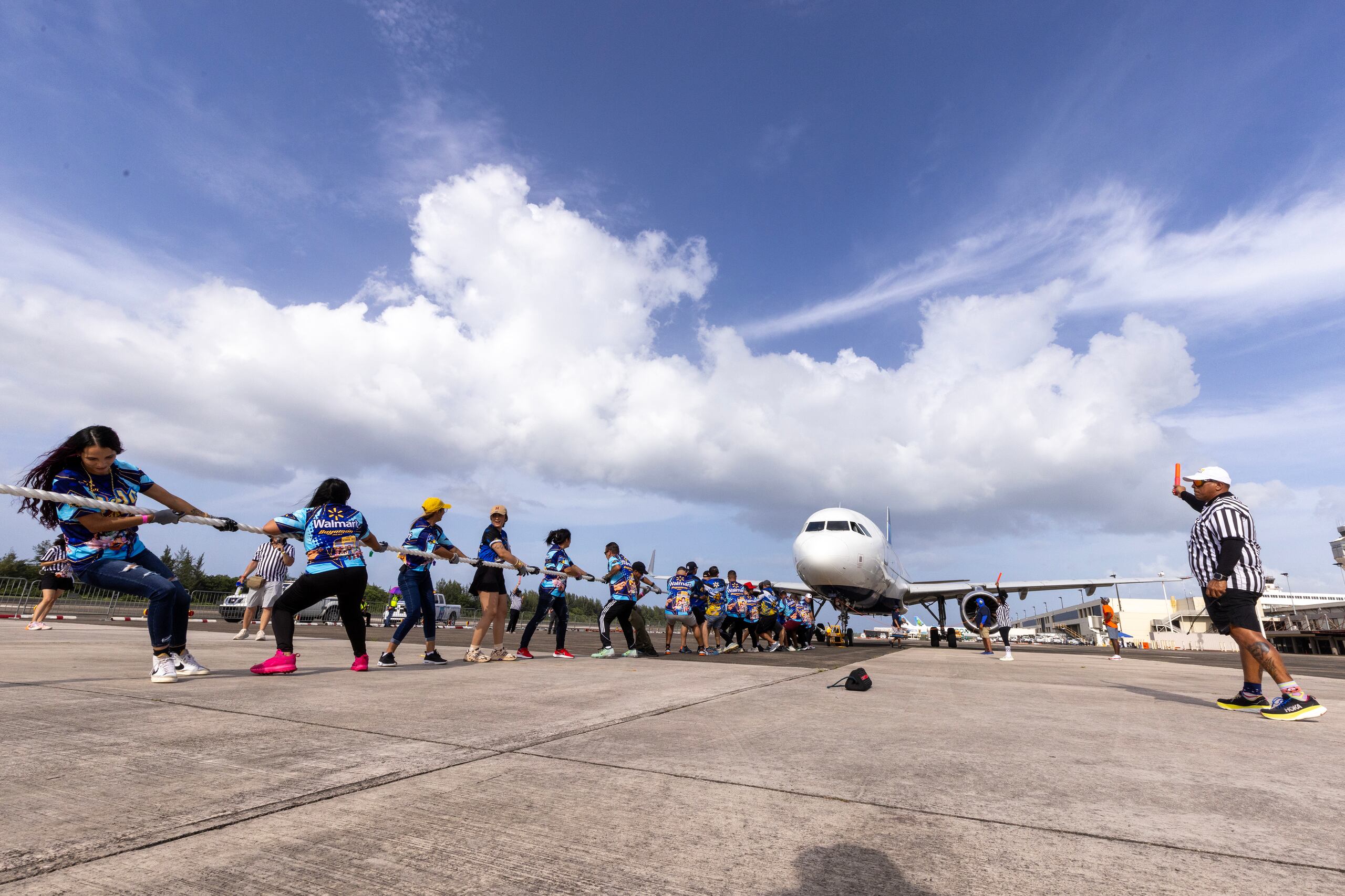 Los equipos, que pagaron una inscripción como donativo, compitieron "jalando" un avión A320 de JetBlue por un tramo de 50 pies, en el menor tiempo posible.