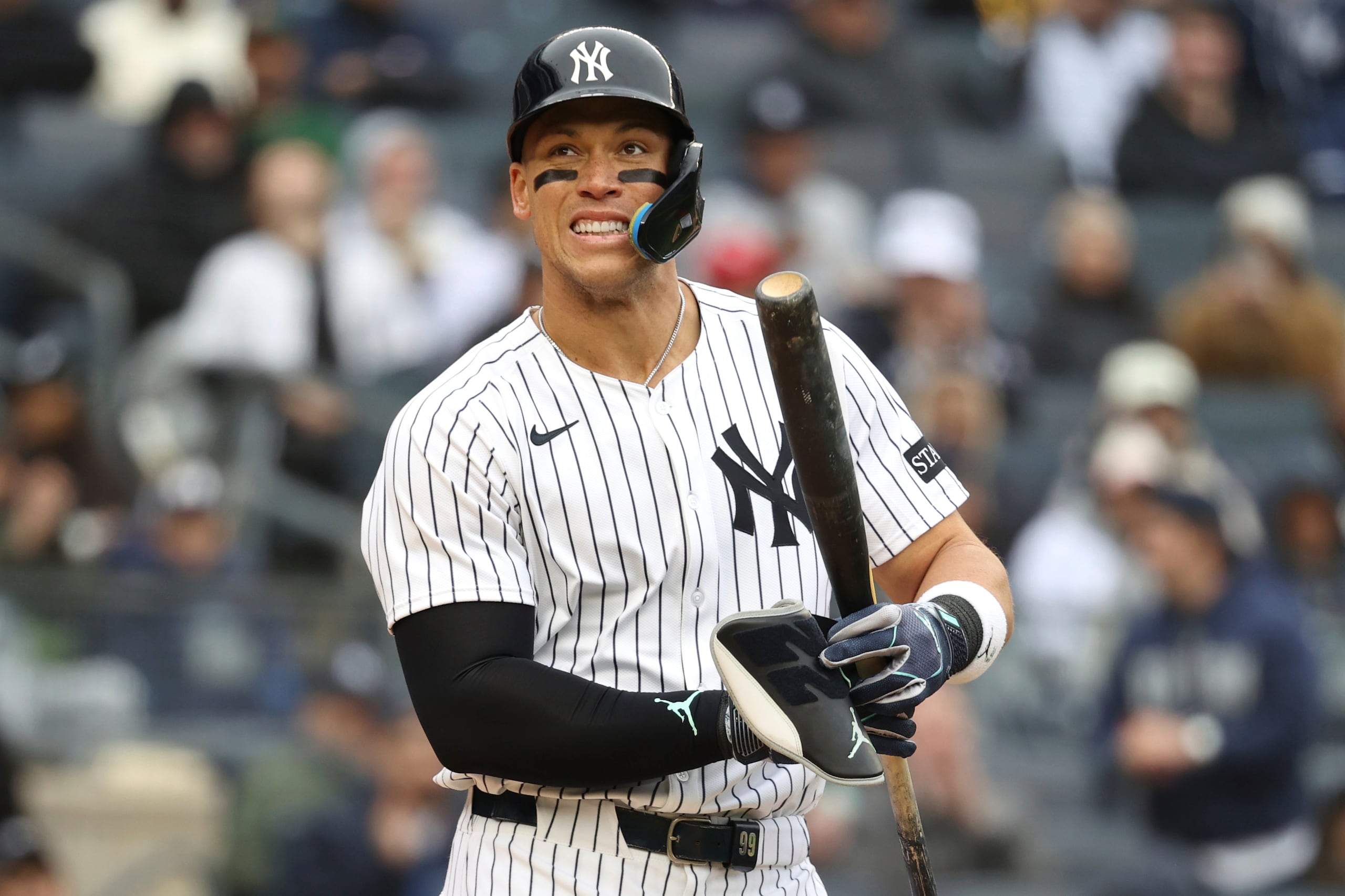 Aaron Judge, quien conectó cuatro jonrones en la serie ante los Brewers, no está experimentando con el nuevo modelo y sigue usando su bate de siempre.