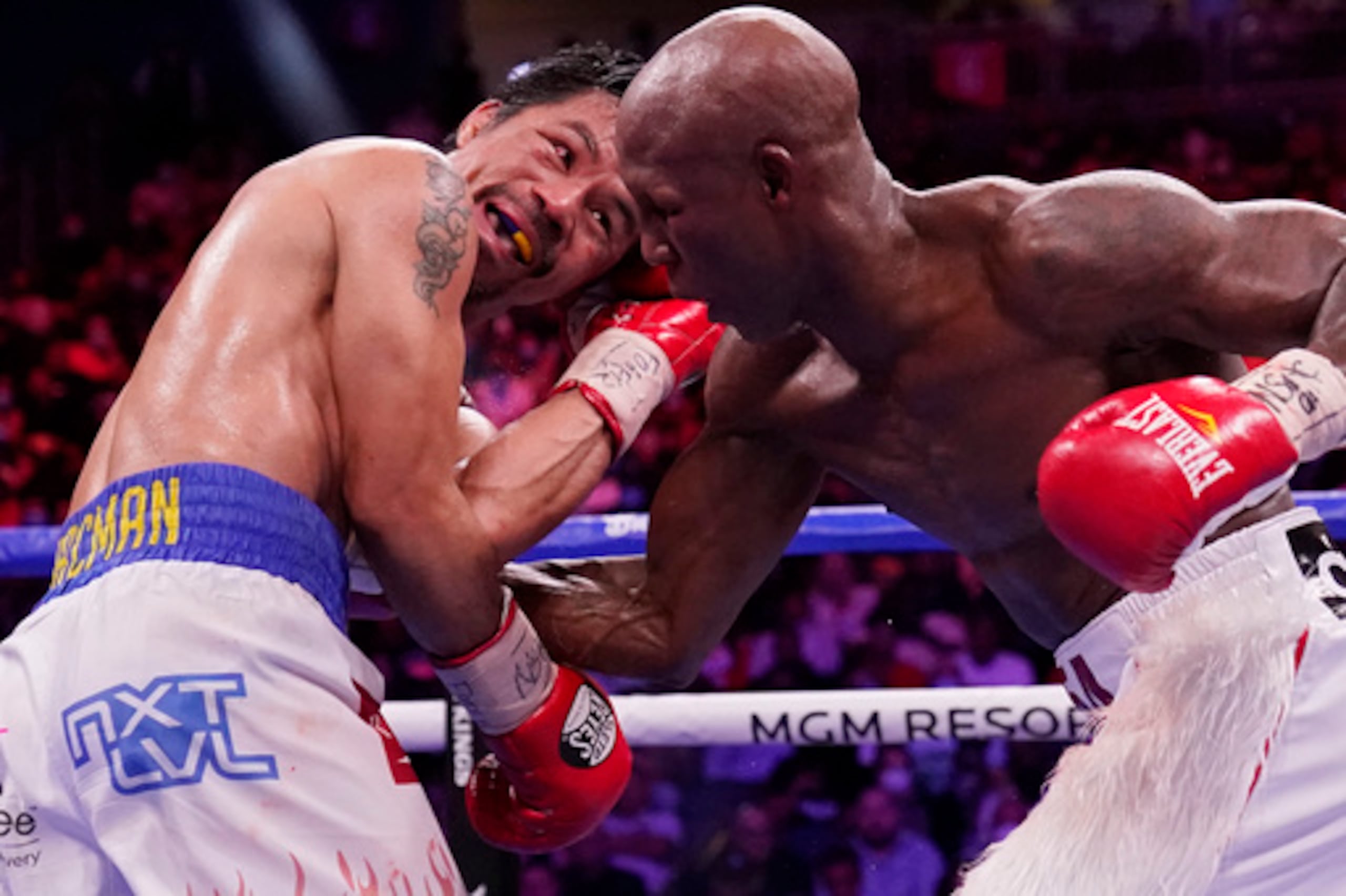 Yordenis Ugas conectó un fuerte golpe a Manny Pacquiao durante su pelea por el título welterweight en Las Vegas.