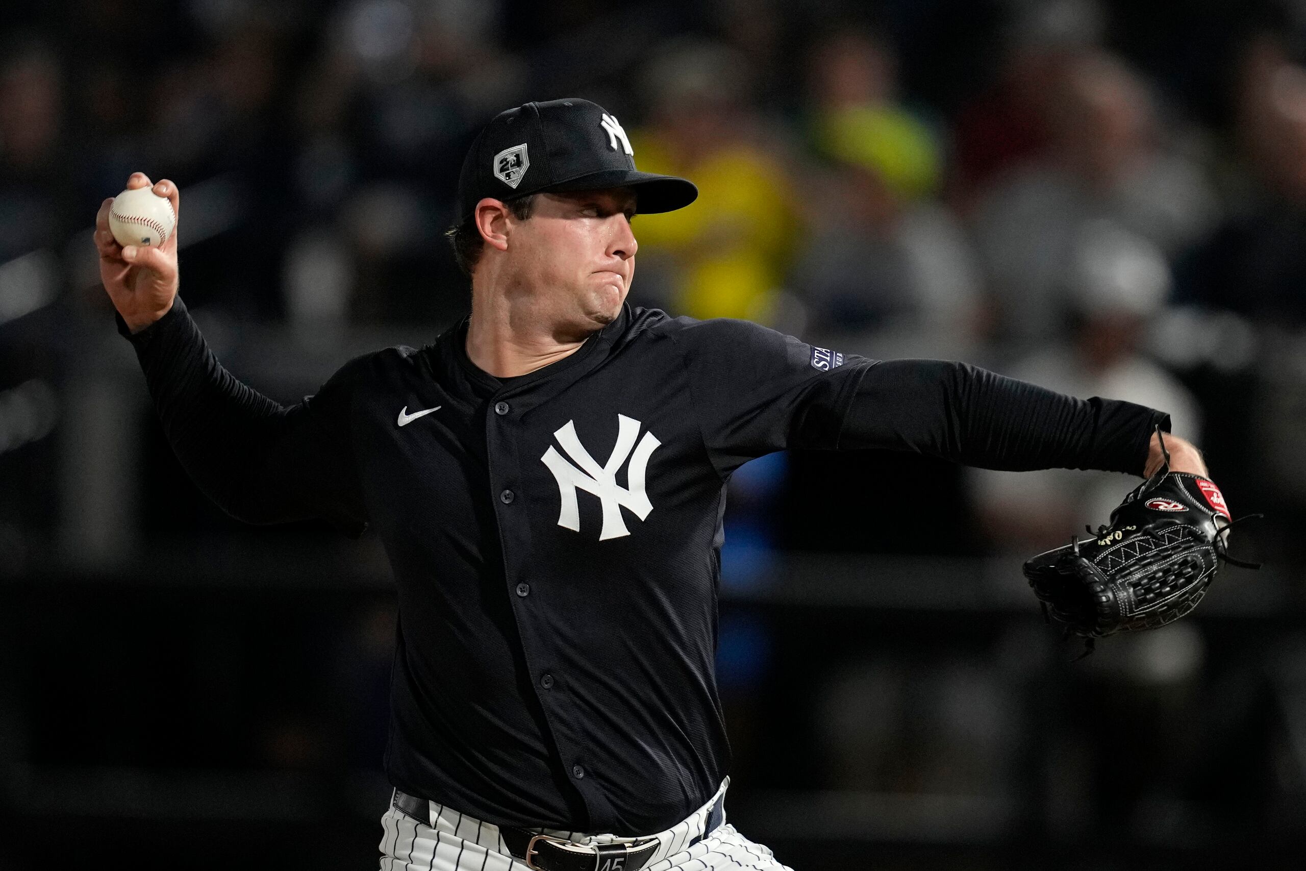 El abridor de los Yankees de Nueva York Gerrit Cole lanza en la primera entrada del juego de exhibición ante los Blue Jays de Toronto.