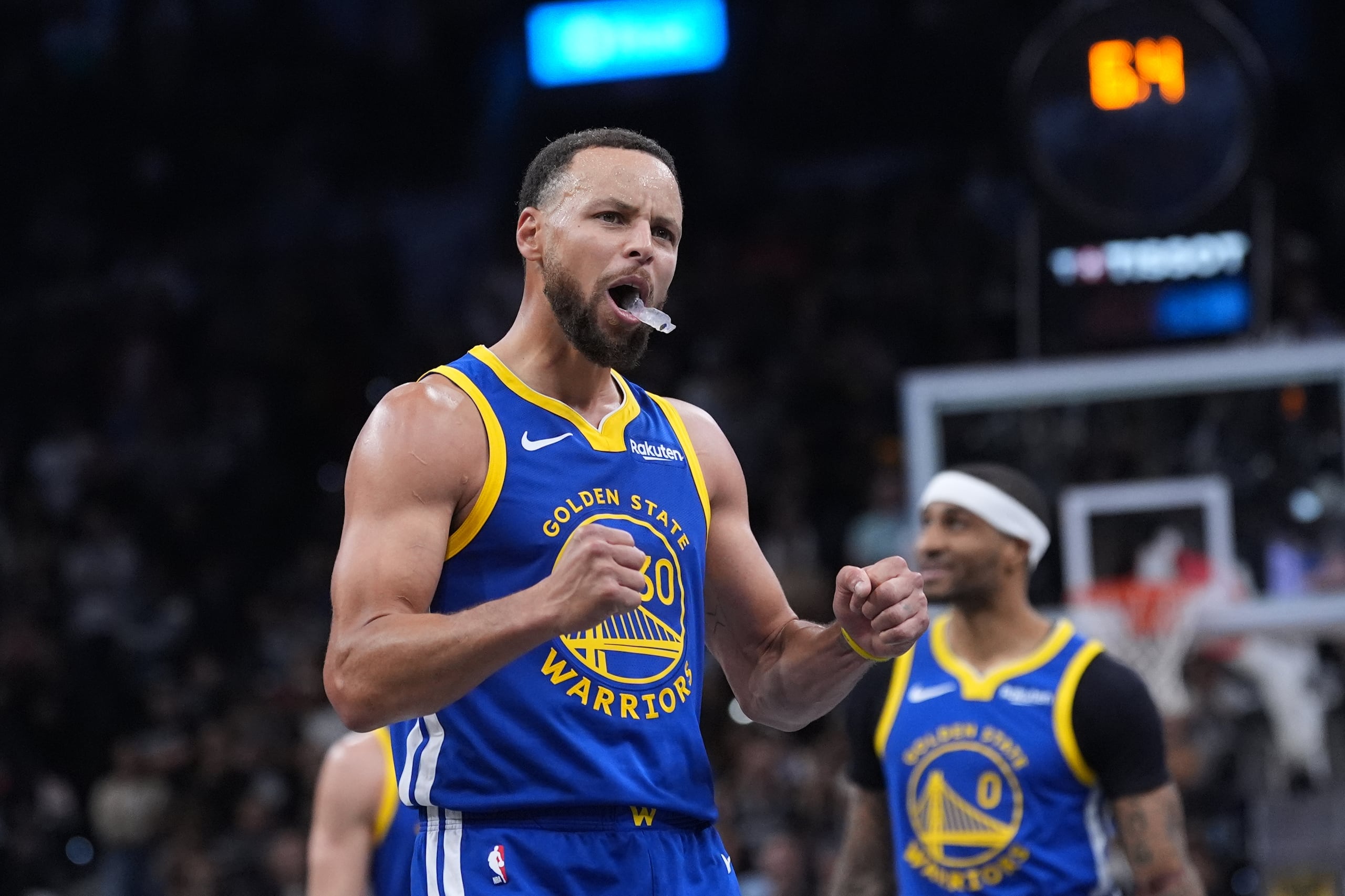 Stephen Curry, de los Warriors de Golden State, festeja luego de convertir un tiro ante los Spurs de San Antonio.