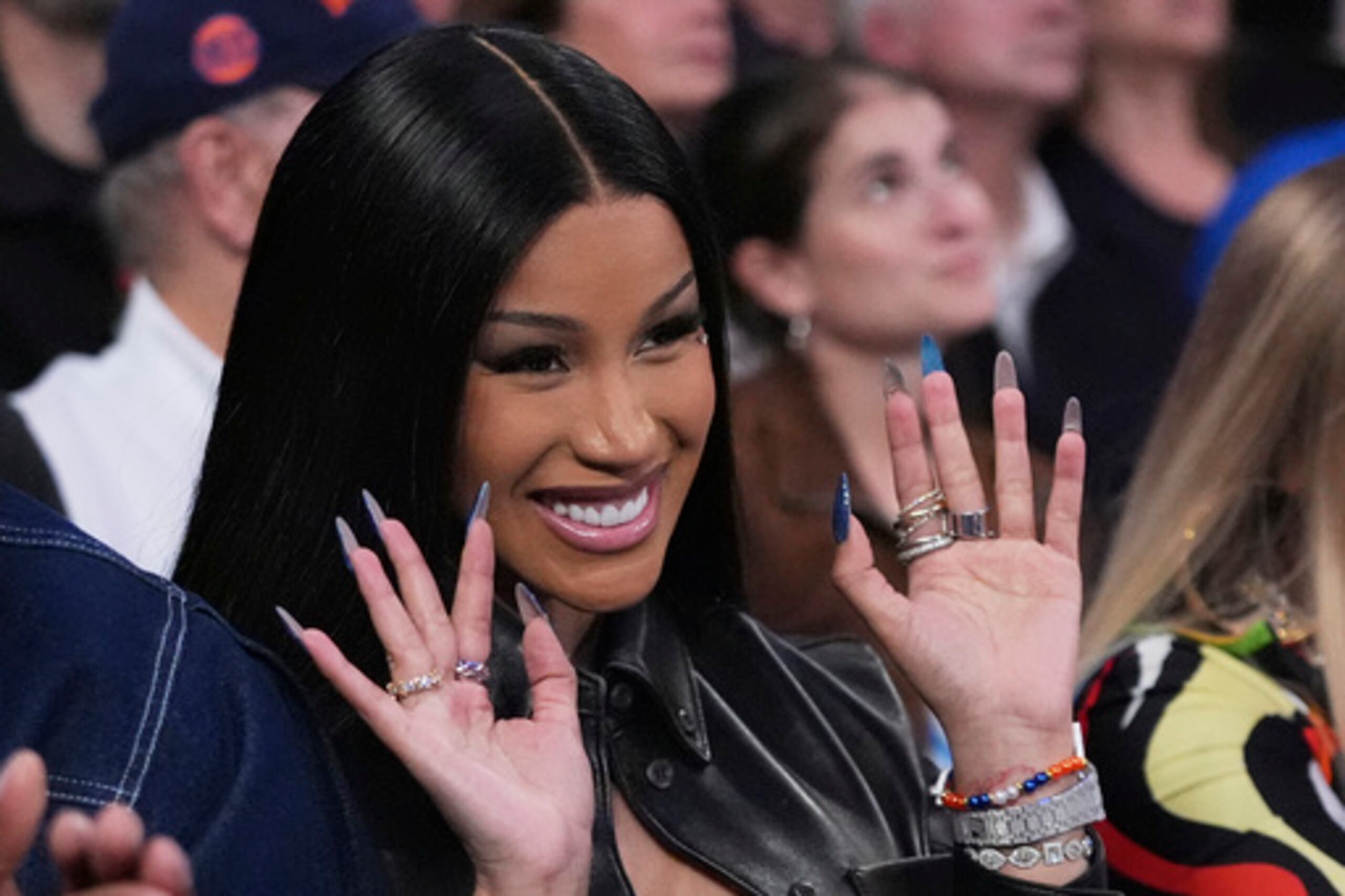 Cardi B disfruta del juego 4 de las semifinales de la Conferencia Este entre los Knicks y los Celtics en el Madison Square Garden.