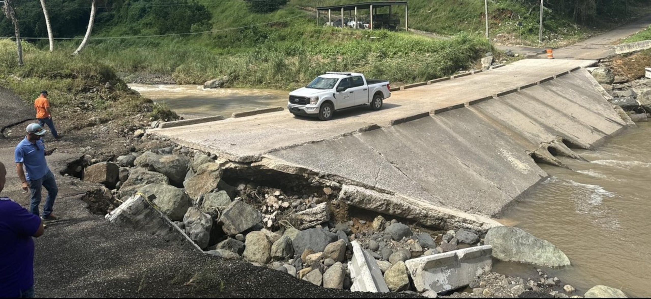 La carretera PR-431 en el kilómetro 5.6 del sector Boquilla en el barrio Río Prieto del poblado Castañer, está cerrada porque un golpe de agua le ocasionó daños a un puente.