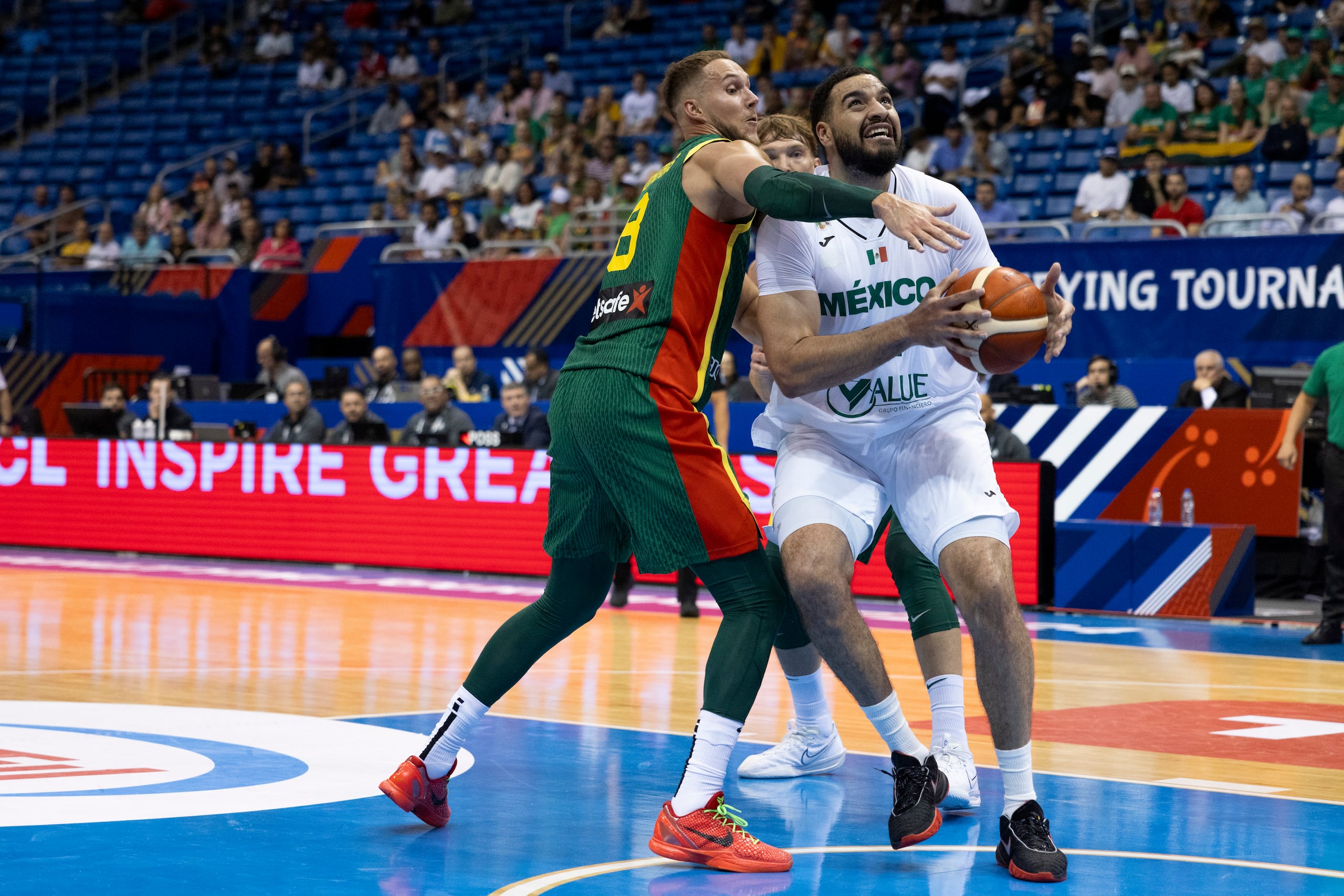 Joshua Ibarra reta la defensa de Tadas Sedekerskis.