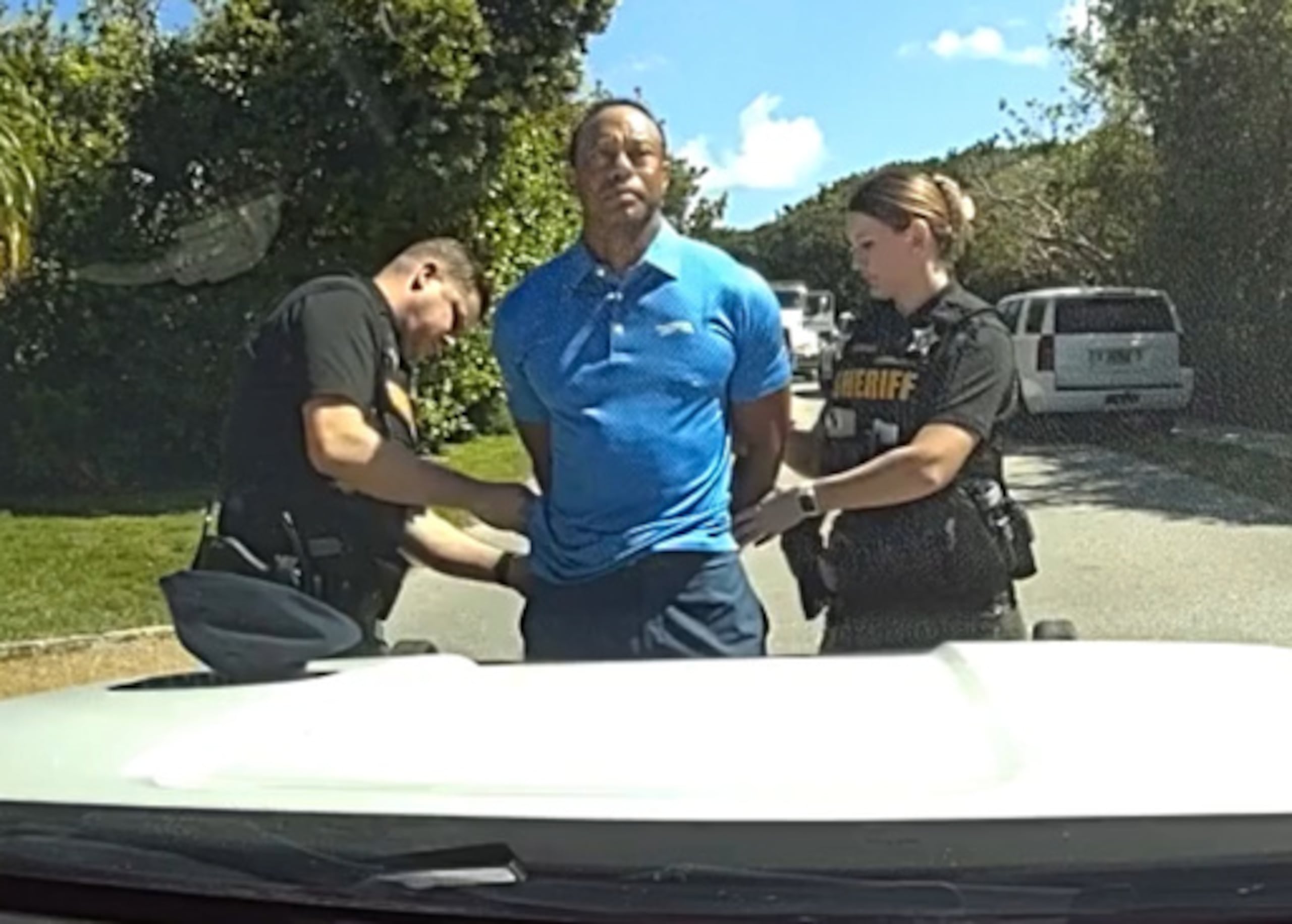 En esta imagen proporcionada por la policía del condado Martin de Florida, el golfista Tiger Woods es arrestado tras un accidente vial en Jupiter Island, el viernes 27 de marzo de 2026. (Oficina del Sheriff del condado de Martin vía AP)
