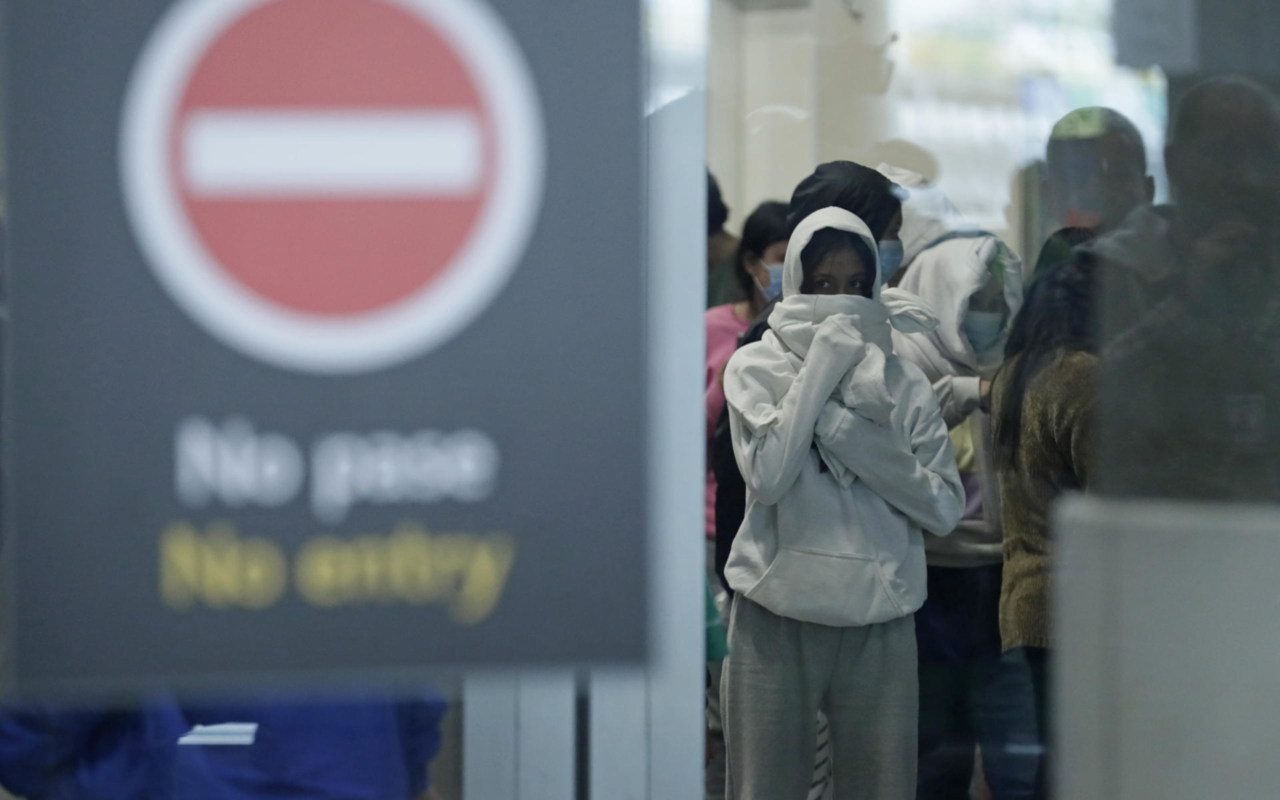 Ciudadanas colombianas deportadas de Estados Unidos llegan al aeropuerto internacional El Dorado este martes, en Bogotá, Colombia.