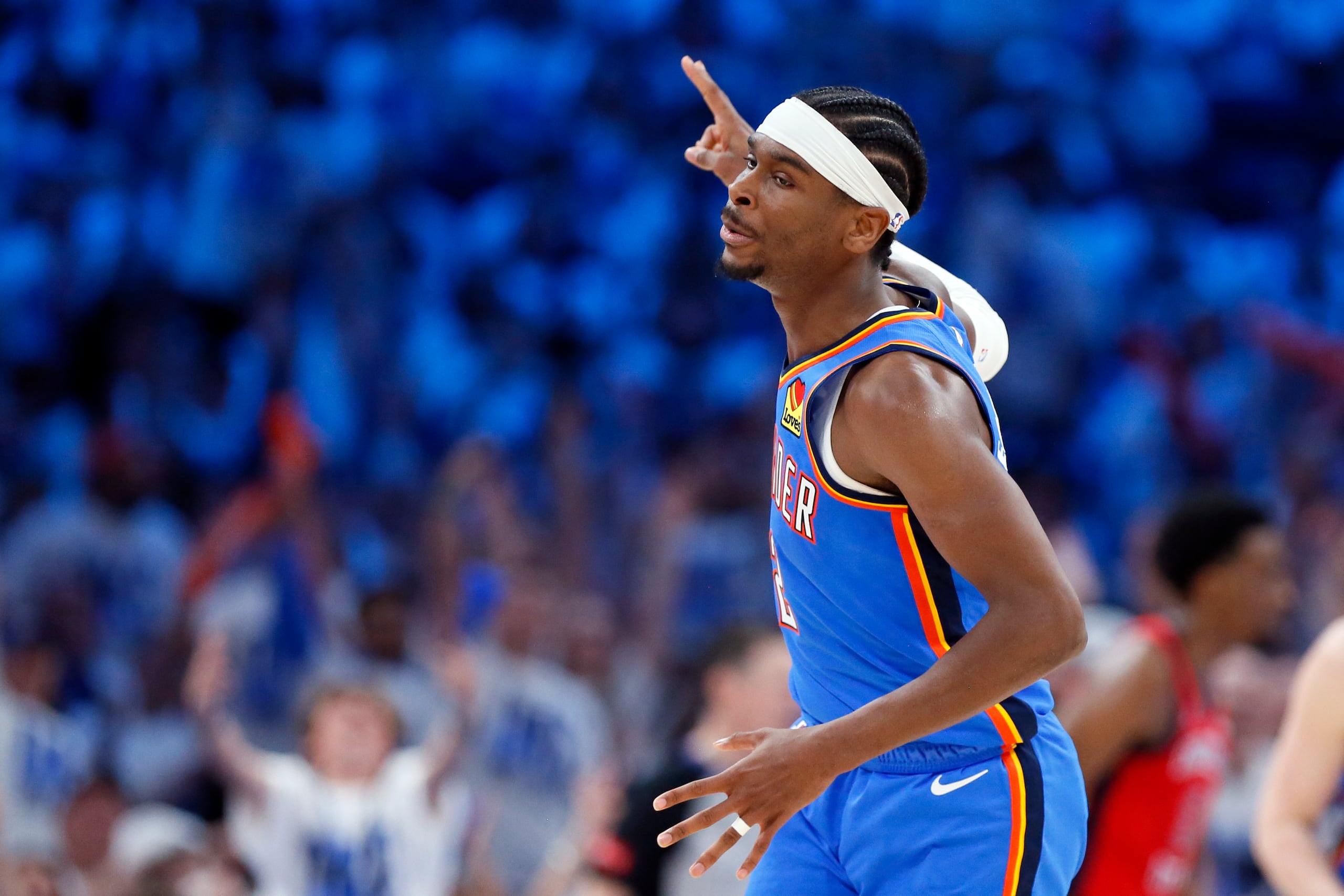 El base del Thunder de Oklahoma City Shai Gilgeous-Alexander celebra luego de encestar un triple ante los Pelicans de Nueva Orleans en el Juego 2 de la serie de primera ronda de postemporada de la NBA el miércoles 24 de abril de 2024, en Oklahoma City. (AP Foto/Nate Billings)