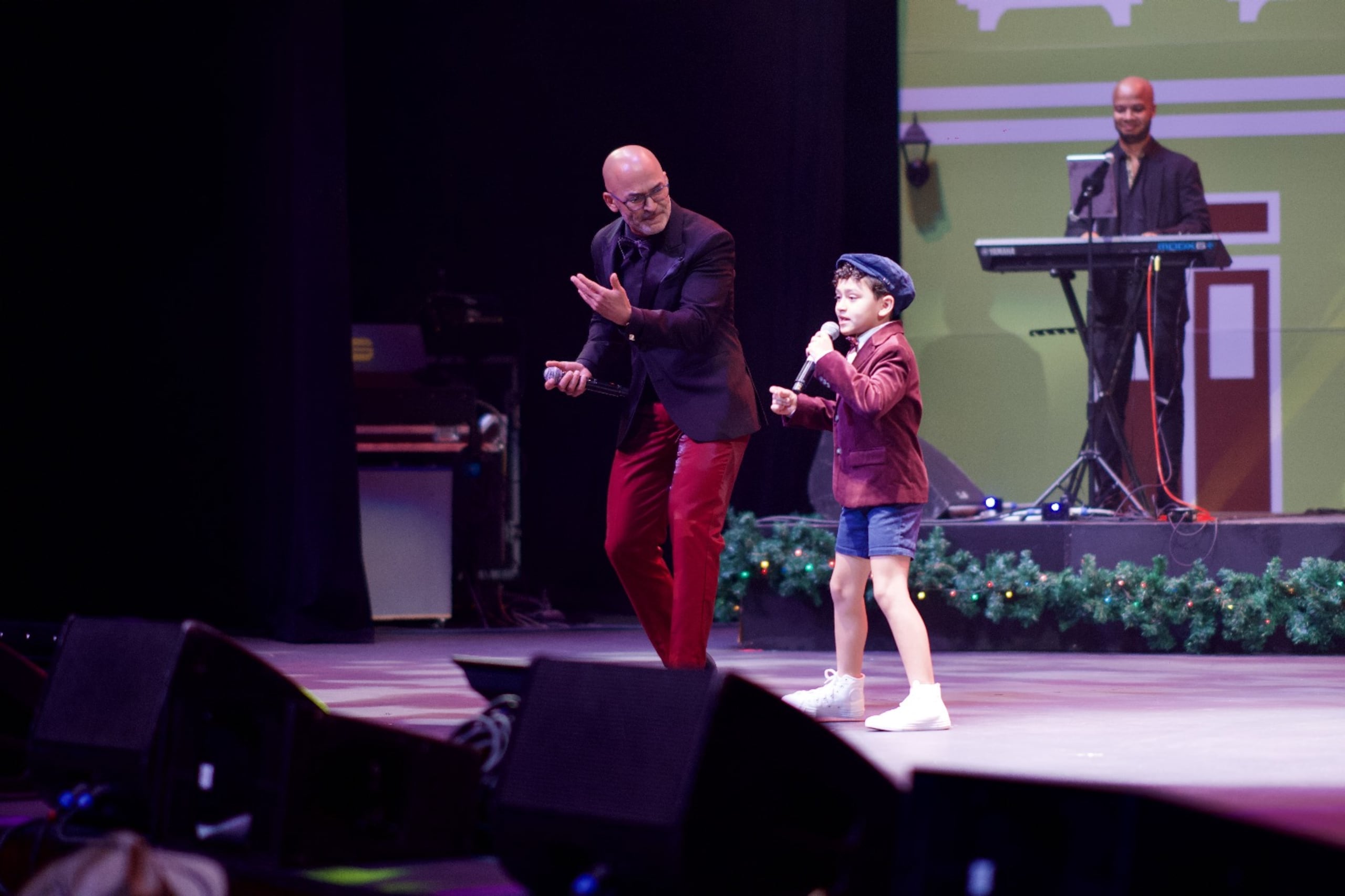 El show inició con un aguinaldo interpretado por el hijo de Julio César Sanabria, Rodrigo Ignacio.