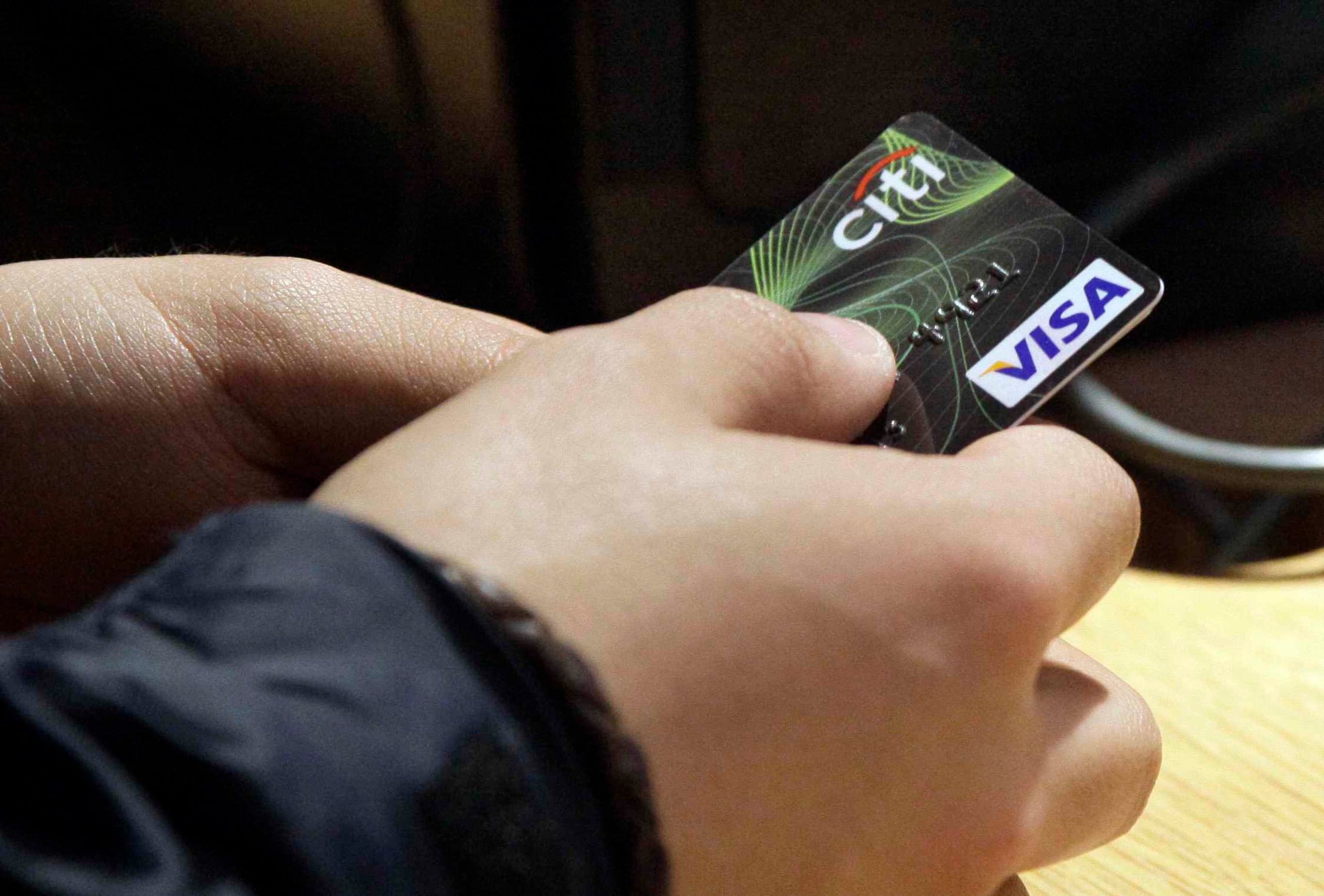 Si estás estableciendo tu puntaje de crédito desde el principio, seguramente necesitarás empezar con una tarjeta de crédito asegurada. (AP)