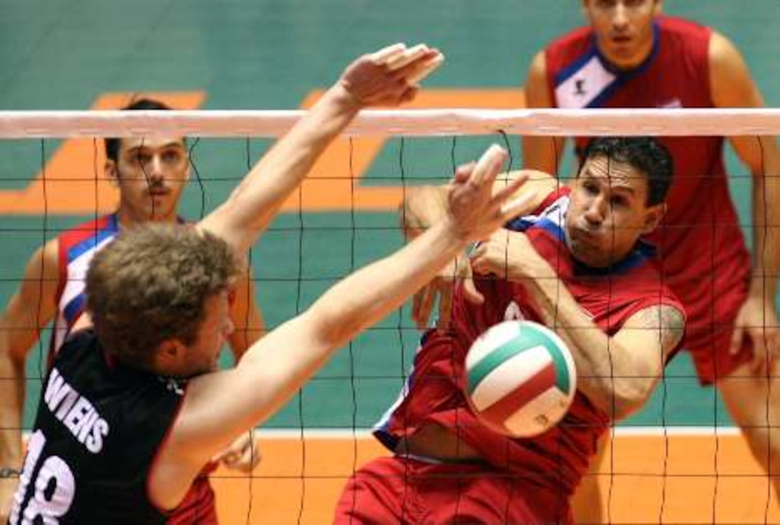 Luis “Feñito” Rodríguez, arriba rematando, ayudó al sexteto nacional a clasificar a la Liga Mundial durante los torneos de repechaje. <font color="yellow">(Primera Hora / Juan Luis Martínez Peréz)</font>