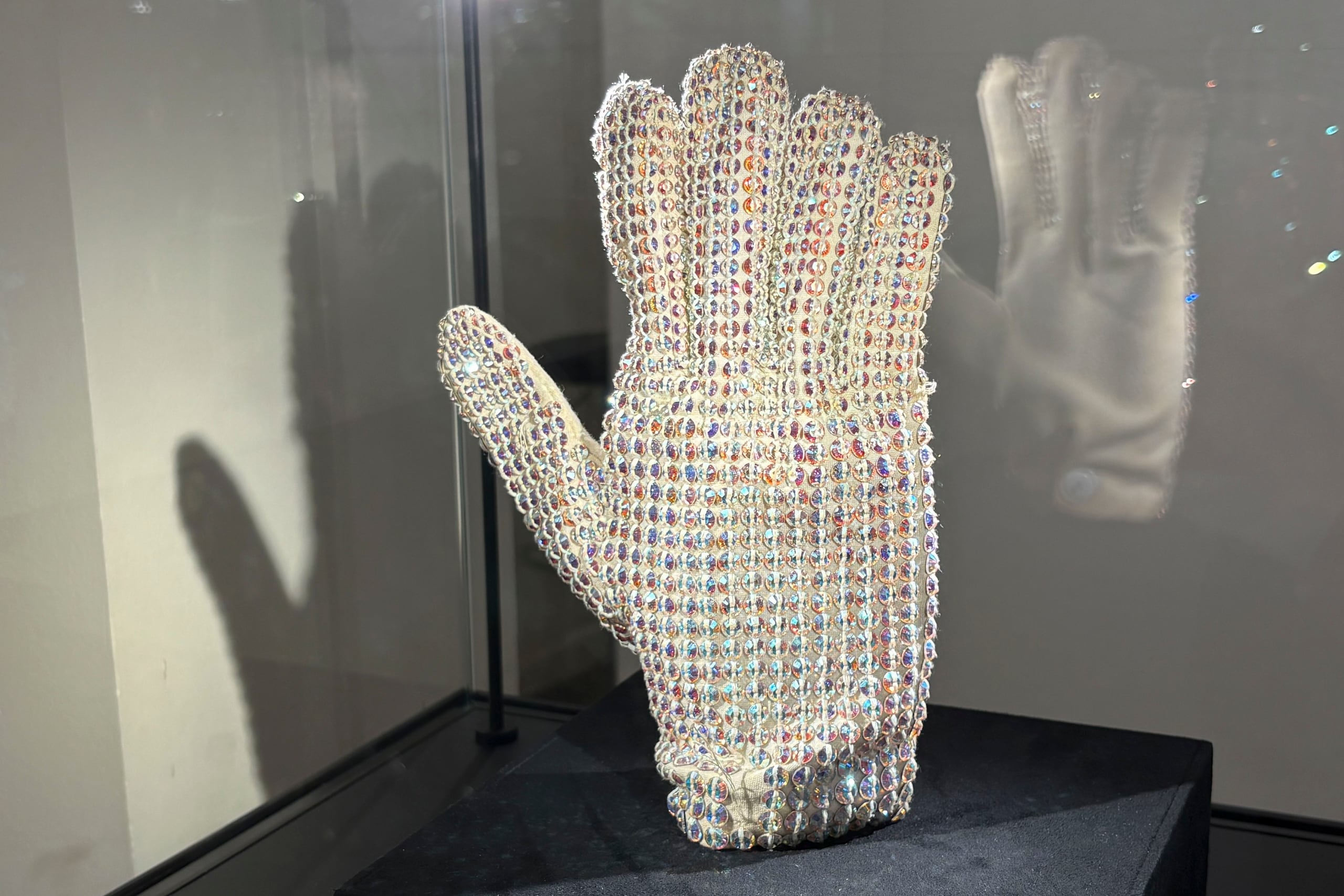 - Un par de guantes forrados con joyas de Swarovski que Michael Jackson portó en un ensayo para su concierto del 14 de julio de 1988 en el Estadio de Wembley en Londres fue subastado este miércoles en París por 113.737 euros, informó la casa Aguttes. Se trata del objeto más caro vendido en la subasta de la cuarentena de emblemáticos objetos del cantante estadounidense (1958-2009), procedentes de coleccionistas particulares, que se subastaron hoy. "En un ensayo, Michael Jackson lanzó el guante a un costado del escenario y un guarda lo recuperó. Al acabar le dijo que se lo quedara porque ya estaba muy desgastado (
) dio muchos objetos tanto a familiares como a empleados", explicó a EFE el responsable del departamento de la casa, Arthur Perault. EFE/Pol Lloberas Cardona