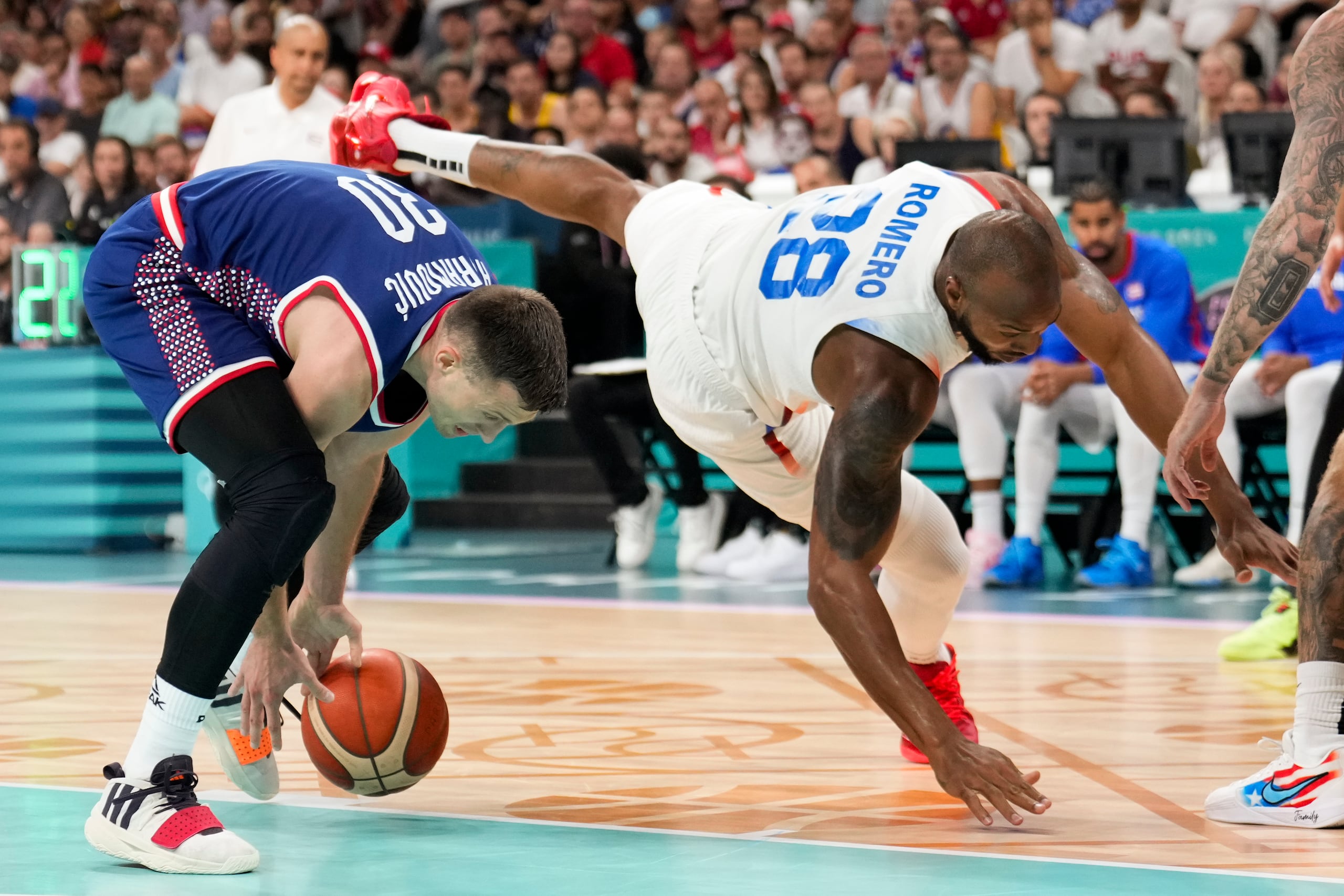 Ysmael Romero vuela sobre Aleksa Avramovic de Serbia en una jugada.