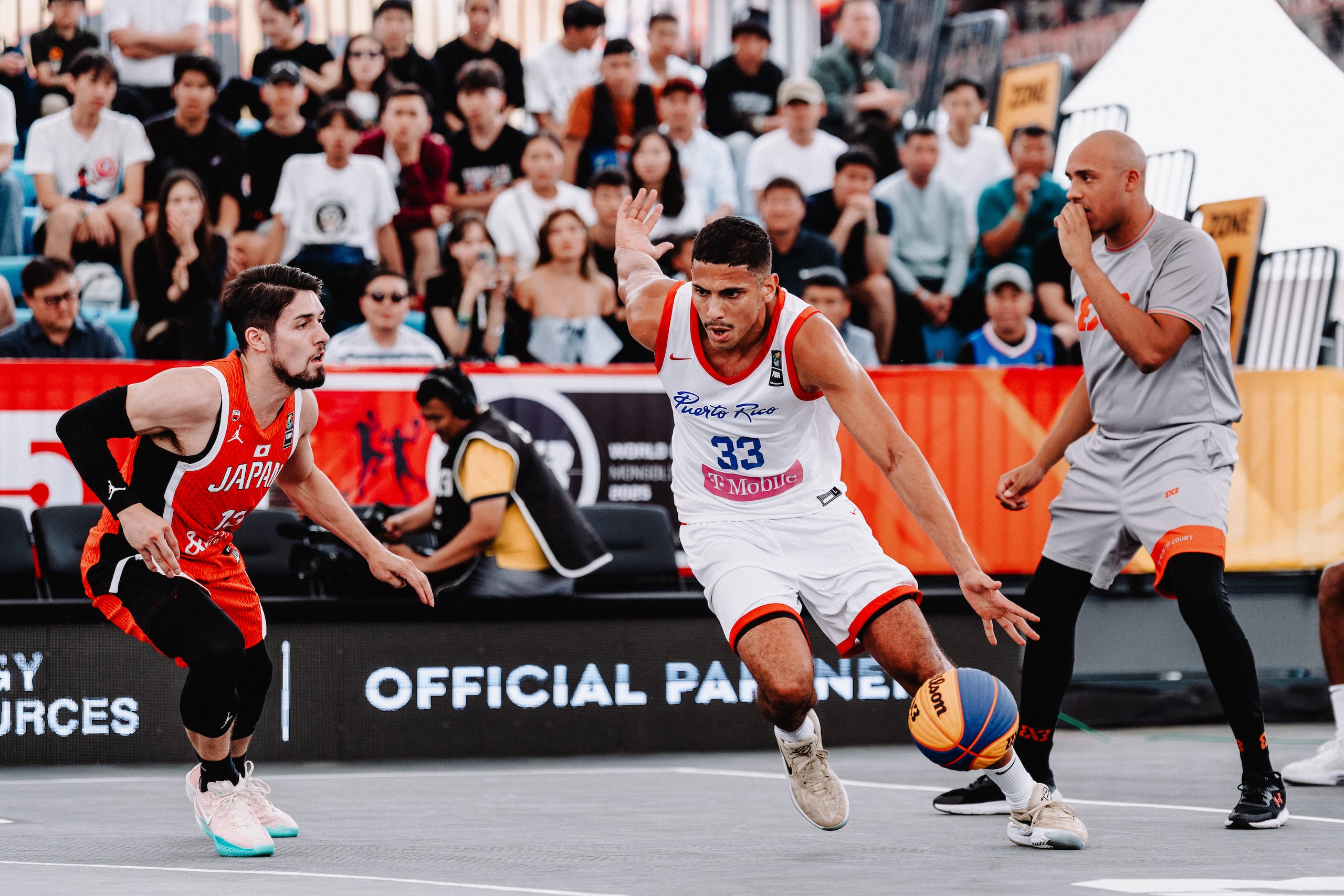 Luis Cuascut maneja el balón en el partido ante Japón en el Mundial de Baloncesto 3x3.