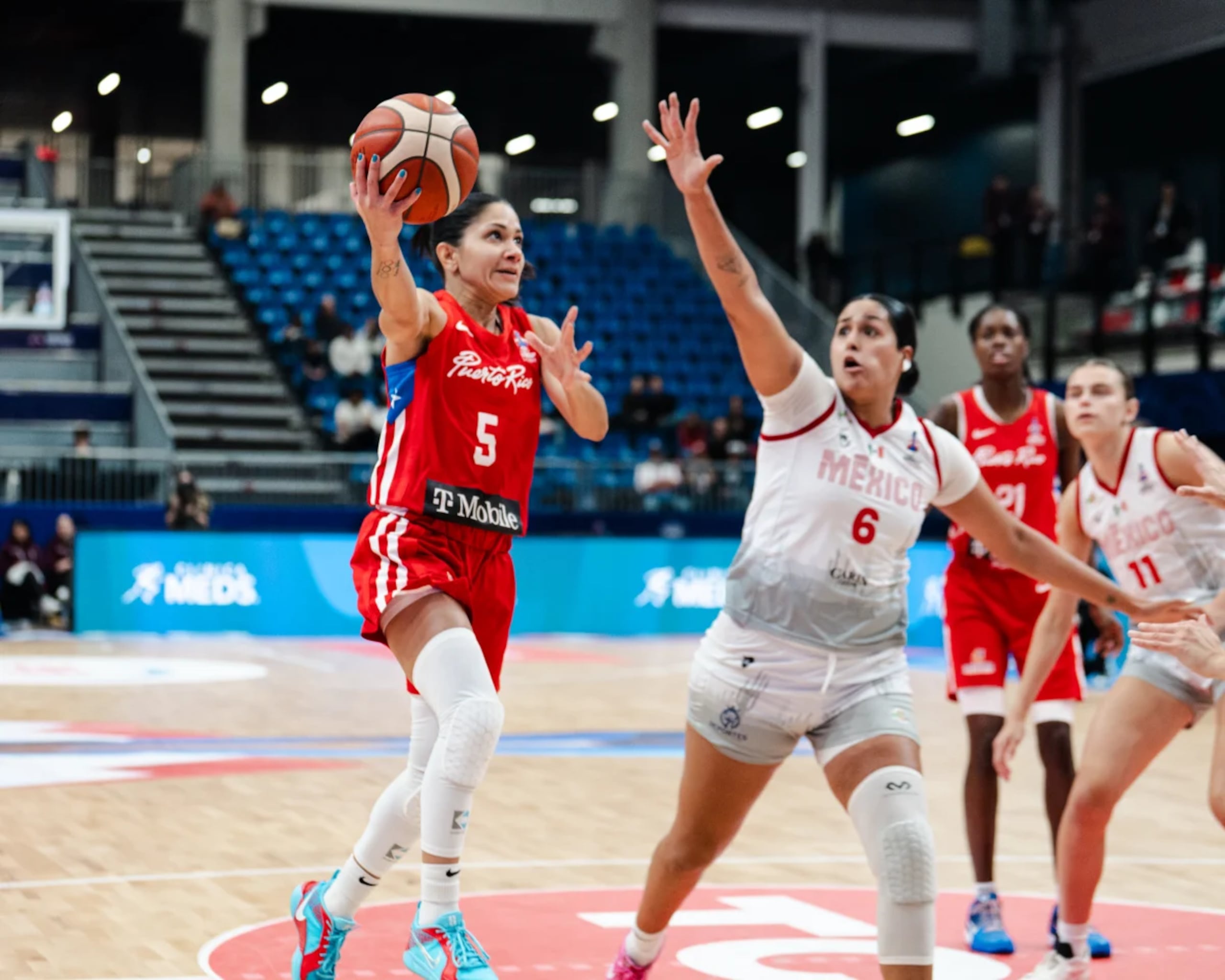 La armadora Pamela Rosado fue una de las mejores anotadoras con 13 puntos, incluyendo un triple que inició el rally final de 14-0 de Puerto Rico ante Argentina para clasificar al repechaje hacia la Copa del Mundo.