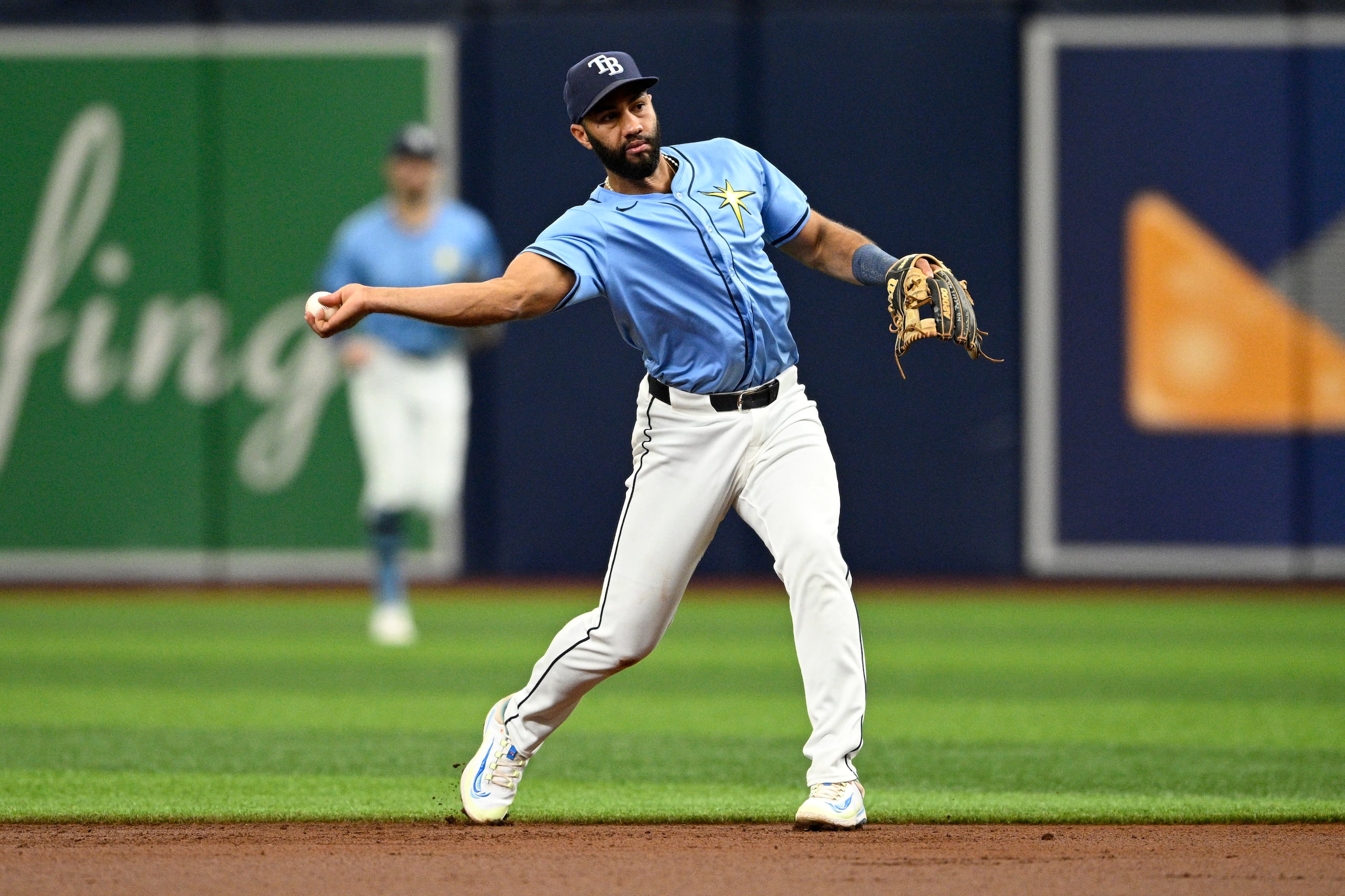 ARCHIVO - El segunda base Amed Rosario de los Rays de Tampa Bay lanza a primera durante el juego contra los Guardianes de Cleveland, el domingo 14 de julio de 2024. (AP Foto/Phelan M. Ebenhack)