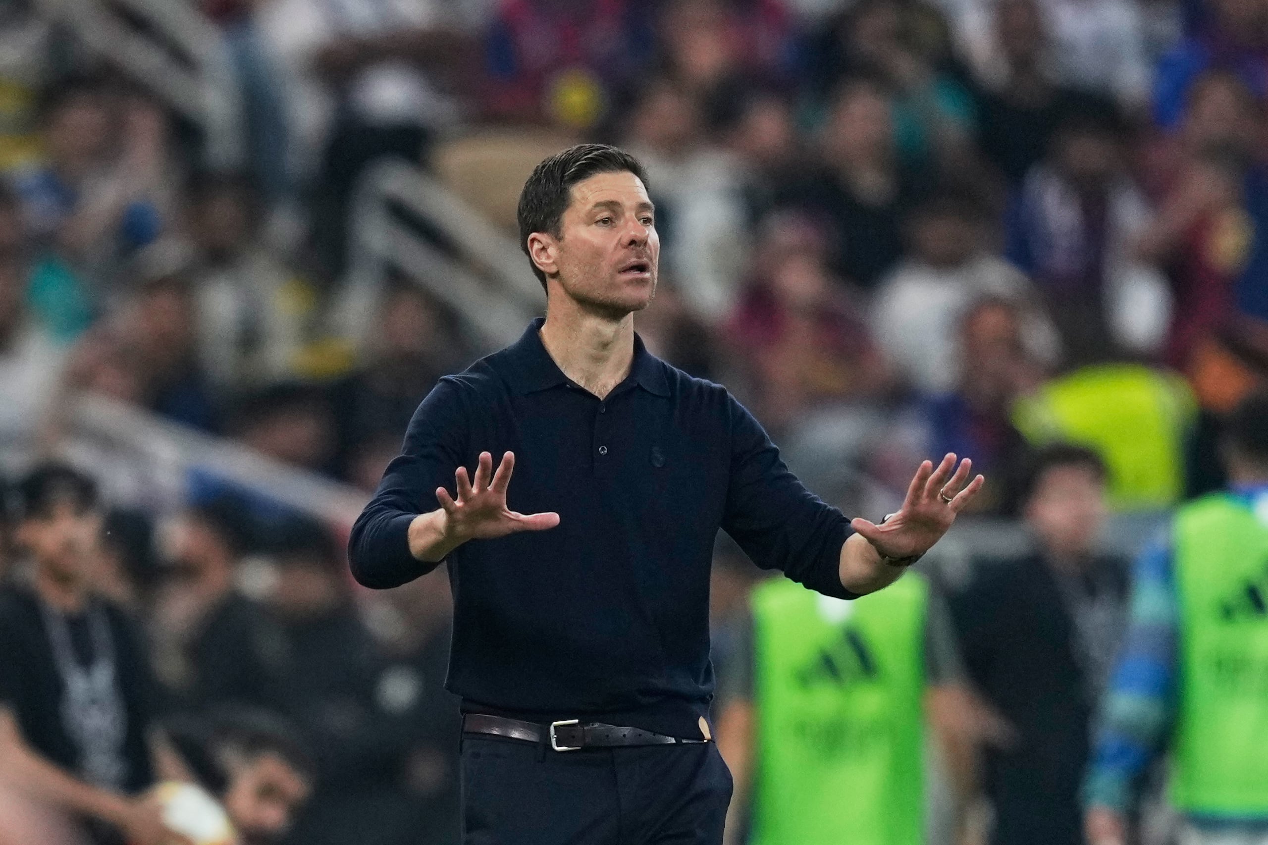 Xabi Alonso, entrenador en jefe del Real Madrid, gesticula durante el partido de fútbol de la final de la Supercopa de España contra el FC Barcelona en el estadio King Abdullah Sports City en Yeda, Arabia Saudita, el domingo 11 de enero de 2026. (AP Photo/Altaf Qadri)