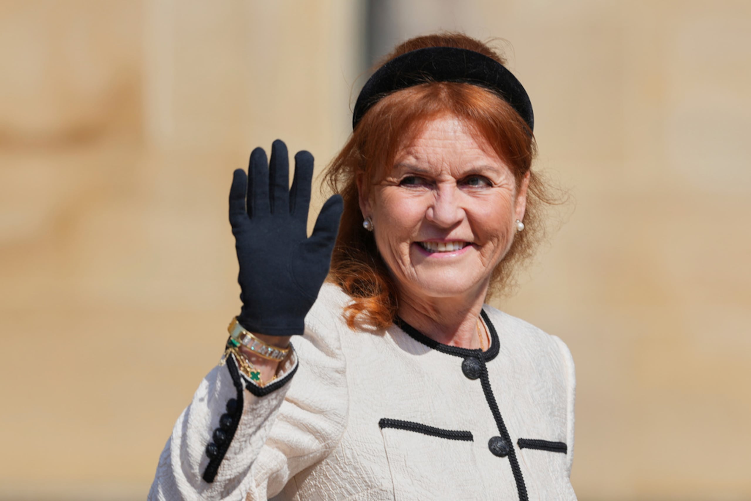 Sarah Ferguson saluda a la multitud mientras asiste al Servicio de Maitines de Pascua en la Capilla de San Jorge, en el Castillo de Windsor, Inglaterra, el 20 de abril de 2025.