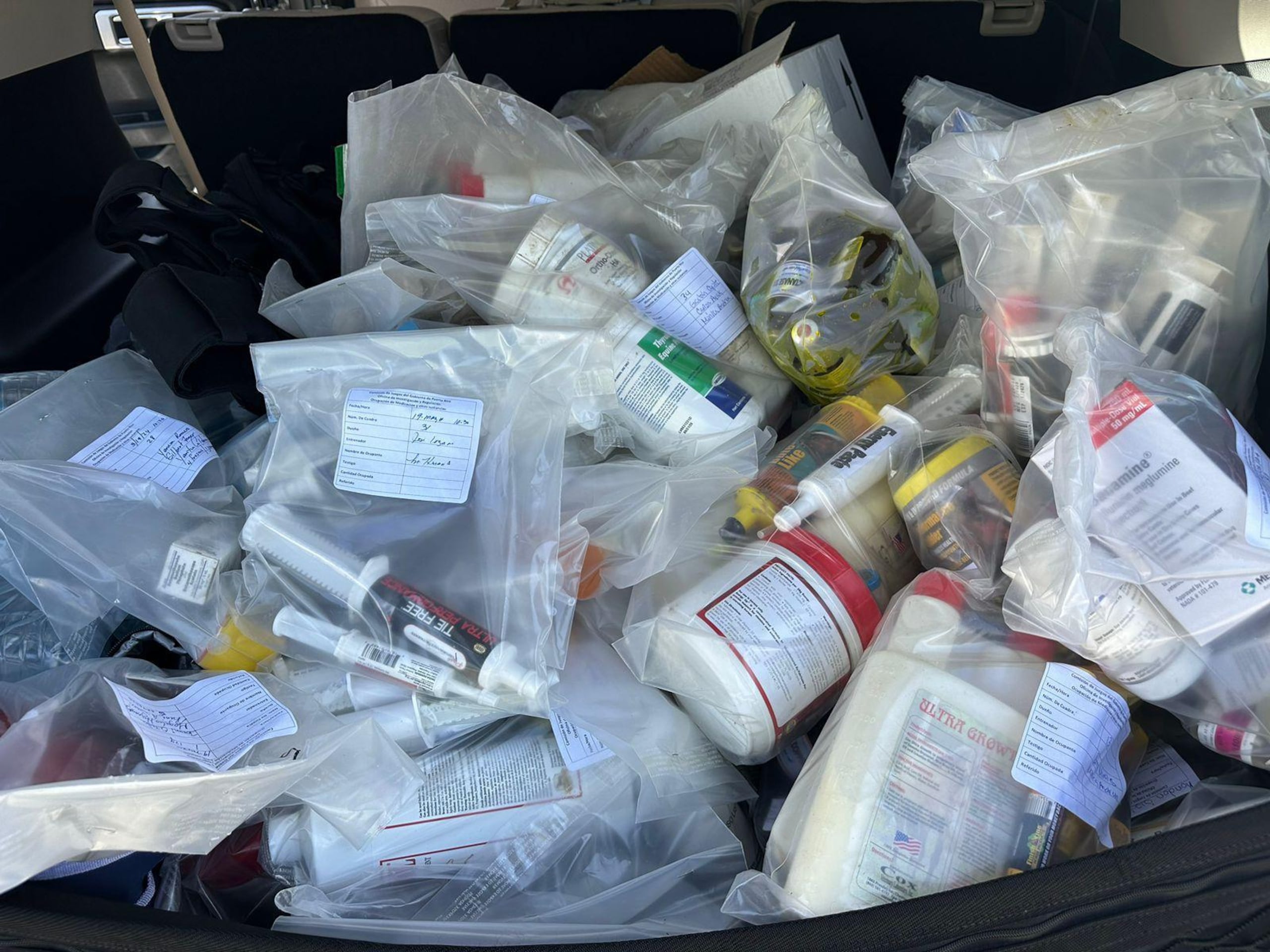 Personal de la División Drogas Metropolitana y de la Comisión De Juegos del Gobierno de Puerto Rico ocuparon decenas de medicamentos ilegales durante una inspección de las cuadras de caballos en el Hipódromo El Camareno, en Canóvanas.