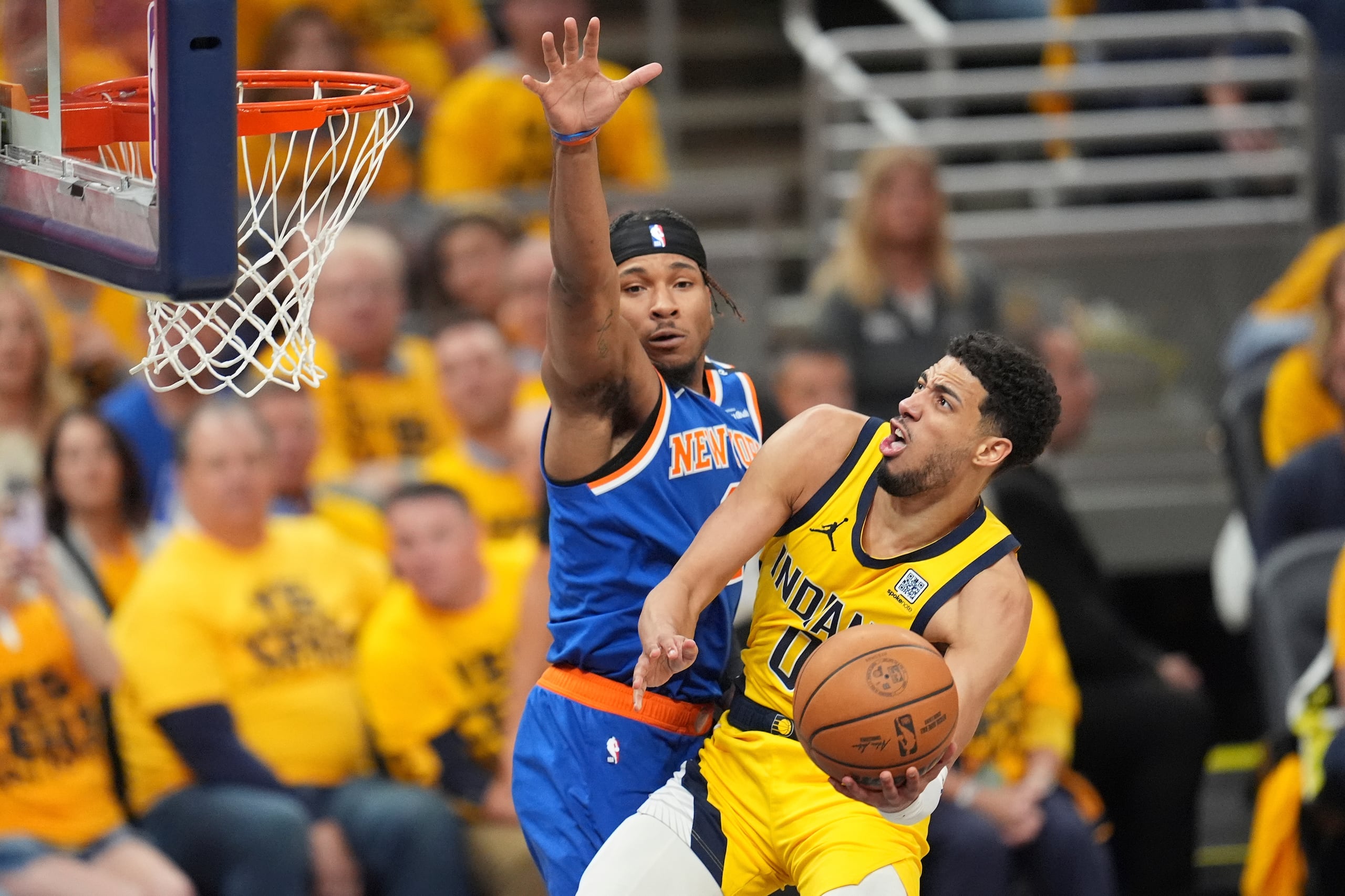 Tyrese Haliburton, base de los Pacers de Indiana, dispara frente a Miles McBride, de los Knicks de Nueva York, en el cuarto partido de la final de la Conferencia Este, el martes 27 de mayo de 2025.