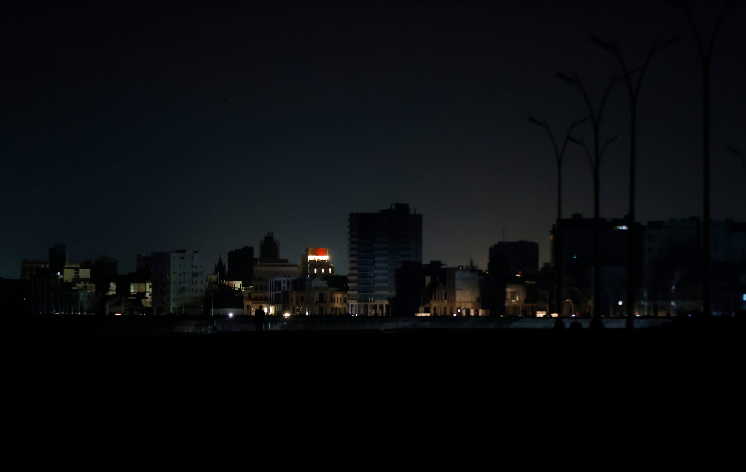 Una calle en La Habana a oscuras durante un apagón en La Habana, Cuba.