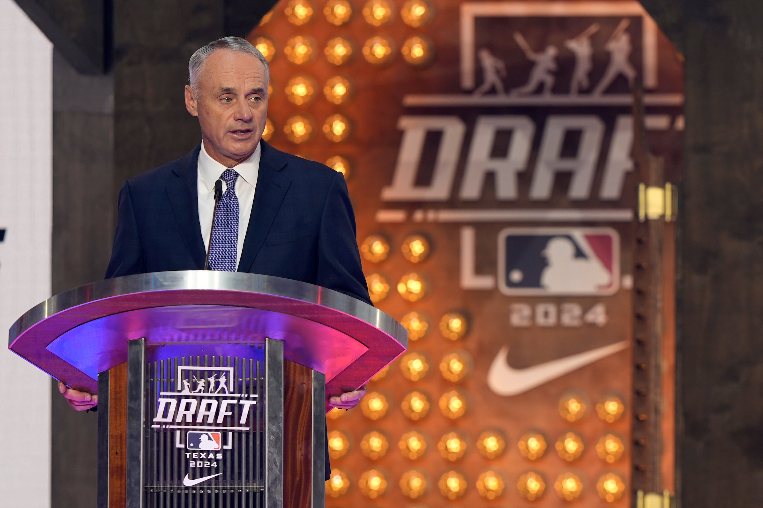 Rob Manfred, comisionado de las Grandes Ligas, habla durante el draft en Fort Worth, Texas, el domingo 14 de julio de 2024 (AP Foto/LM Otero)