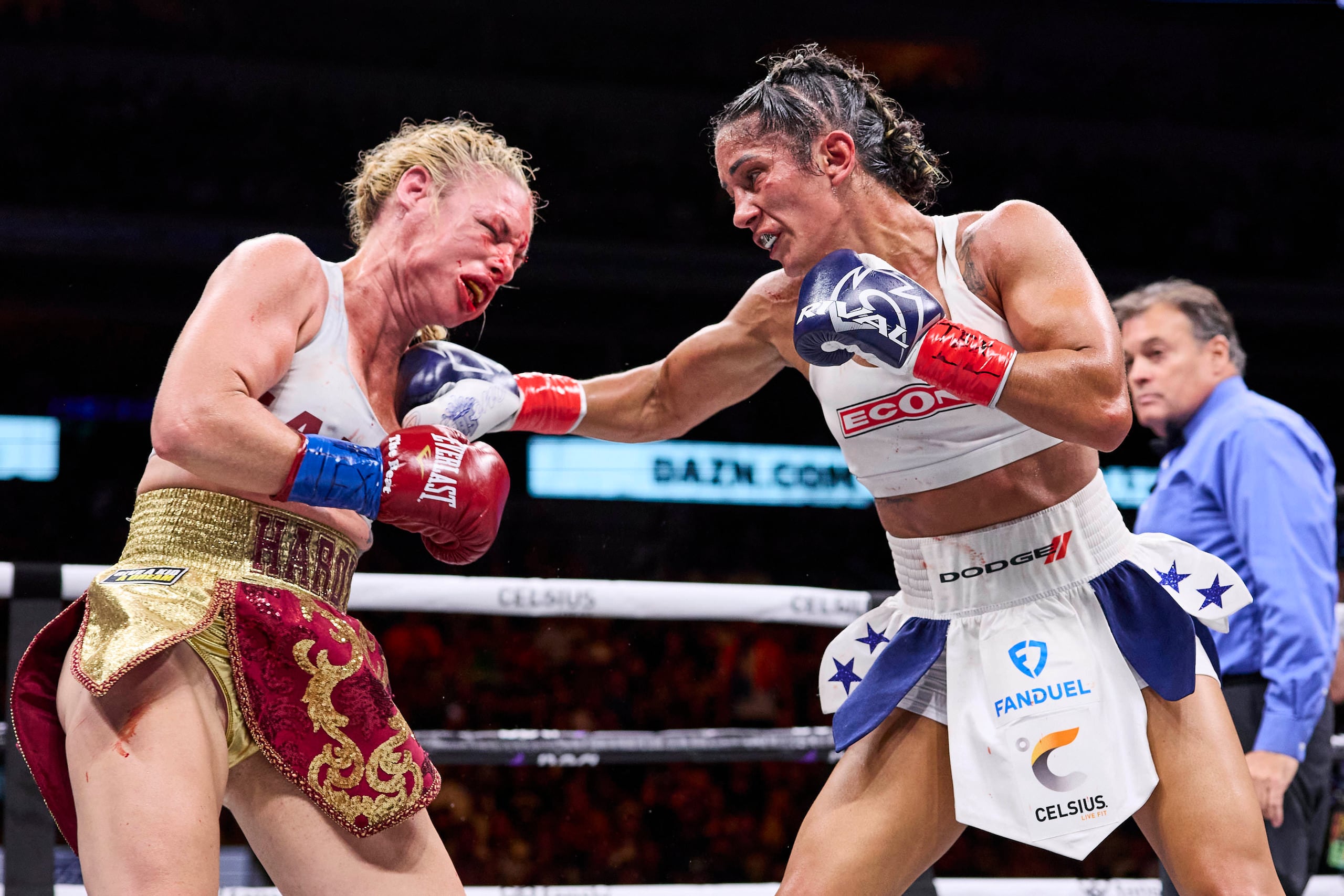 Amanda Serrano conecta un golpe en la quijada de la estadounidense Heather Hardy en su combate del pasado 5 de agosto.