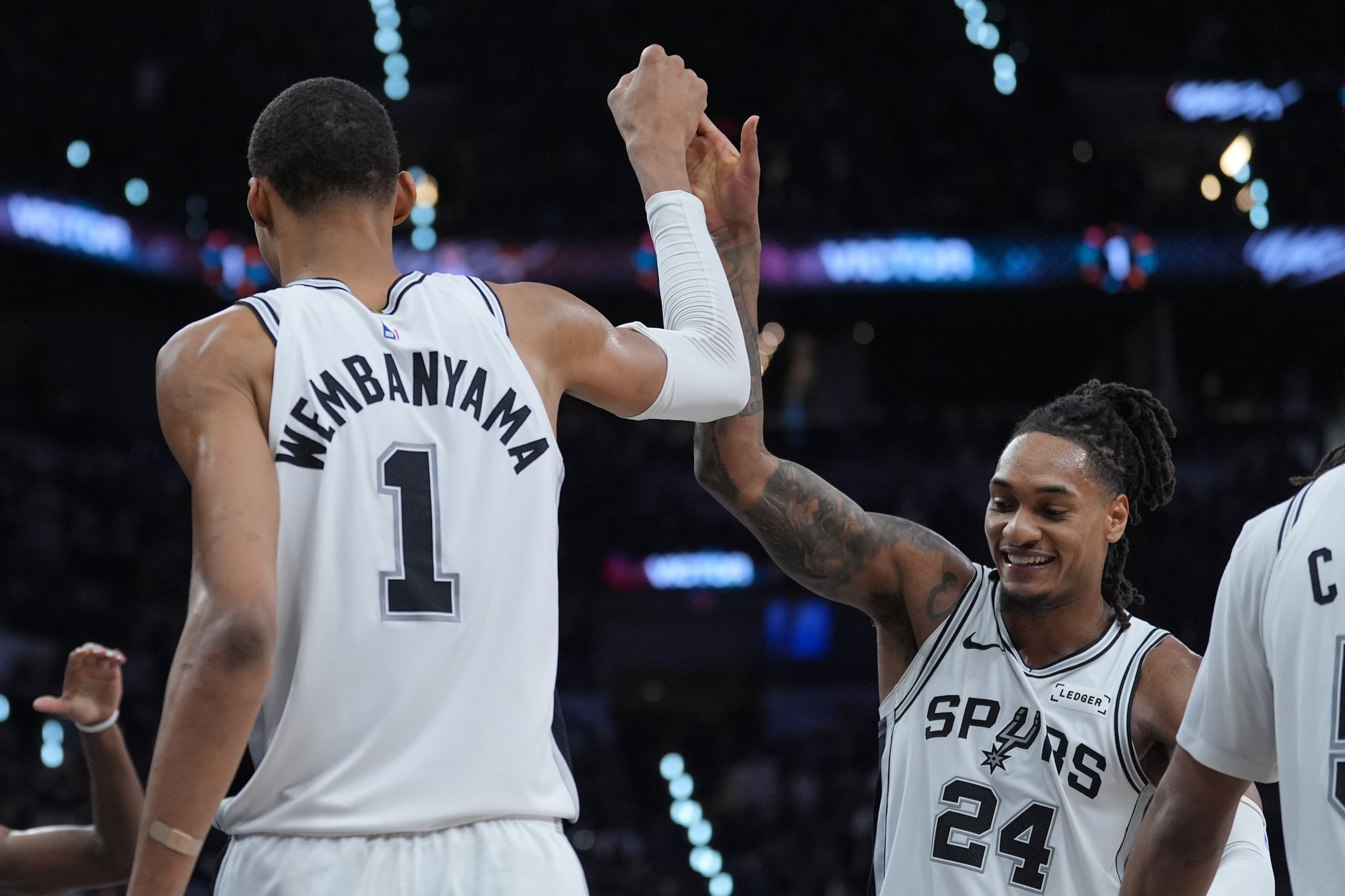 El ala-pívot de los Spurs de San Antonio, Victor Wembanyama (1), reacciona junto al escolta Devin Vassell (24) durante la segunda mitad del quinto juego de una serie de la primera ronda de los playoffs de la NBA contra los Trail Blazers de Portland, en San Antonio, el martes 28 de abril de 2026. (AP Foto/Eric Gay)