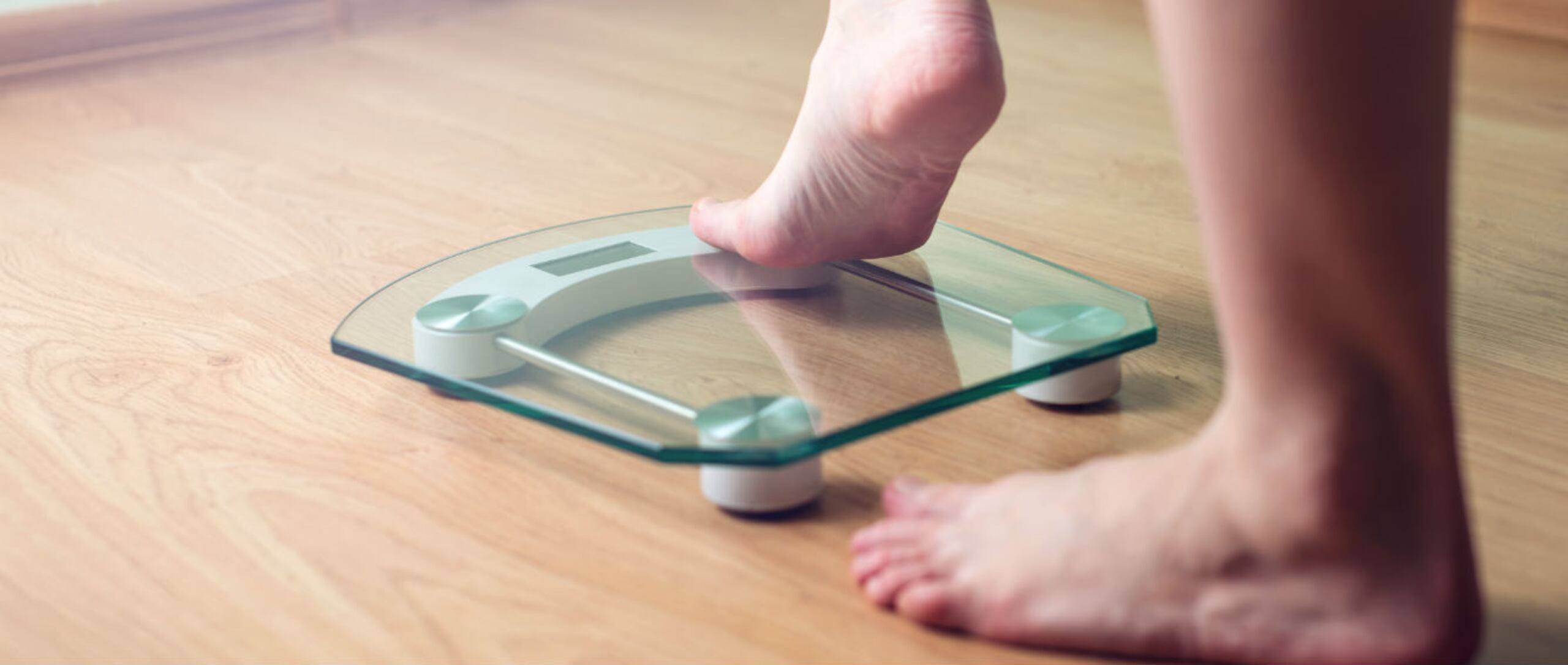 La báscula tradicional no diferencia el músculo de la grasa, ni mide la retención de agua. (Shutterstock)