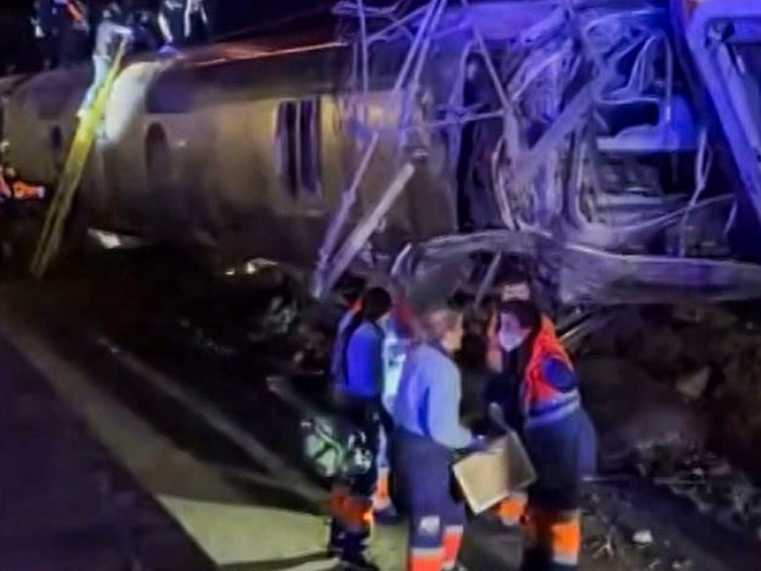 CORDONA (Spain), 18/01/2026.- A handout photo made available by Eleanorinthesky on social media shows rescue workers inspecting the scene after two high-speed trains derailed near Adamuz (Cordoba), Andalusia, Spain, 18 January 2026. At least five people were killed and several were injured, with others trapped, according to the Andalusian 112 Emergency Service, which mobilized firefighters, paramedics, and the Civil Guard. (España) EFE/EPA/ELEANORINTHESKY ON SOCIAL MEDIA X HANDOUT IMAGES PROVIDED BY ·ELEANORINTHESKY ON SOCIAL MEDIA X -EDITORIAL USE ONLY/ONLY AVAILABLE TO ILLUSTRATE THE ACCOMPANYING NEWS STORY (CREDIT REQUIRED)- BEST QUALITY AVAILABLEHANDOUT EDITORIAL USE ONLY/NO SALES