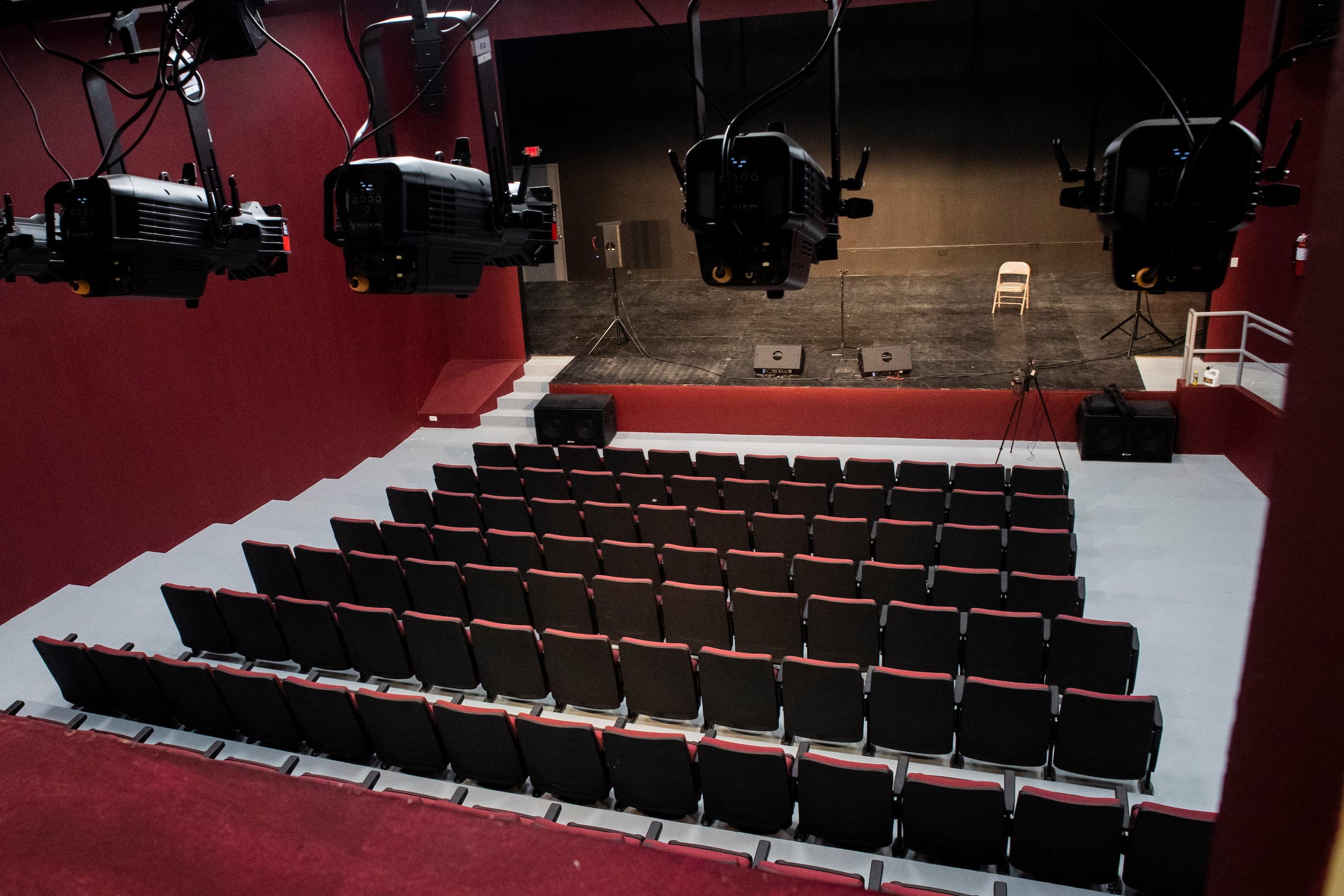 La sala de teatro y cine tiene una capacidad para 135 personas, pero se aumentarán más butacas.