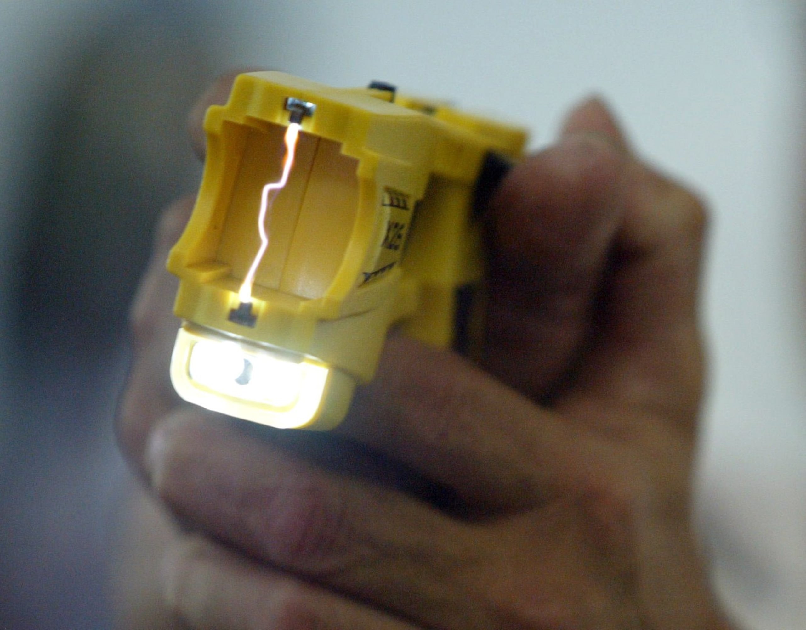 El policía le aplicó el dispositivo de control electrónico al conductor para poder arrestarlo. (Archivo /Juan Luis Martinez)