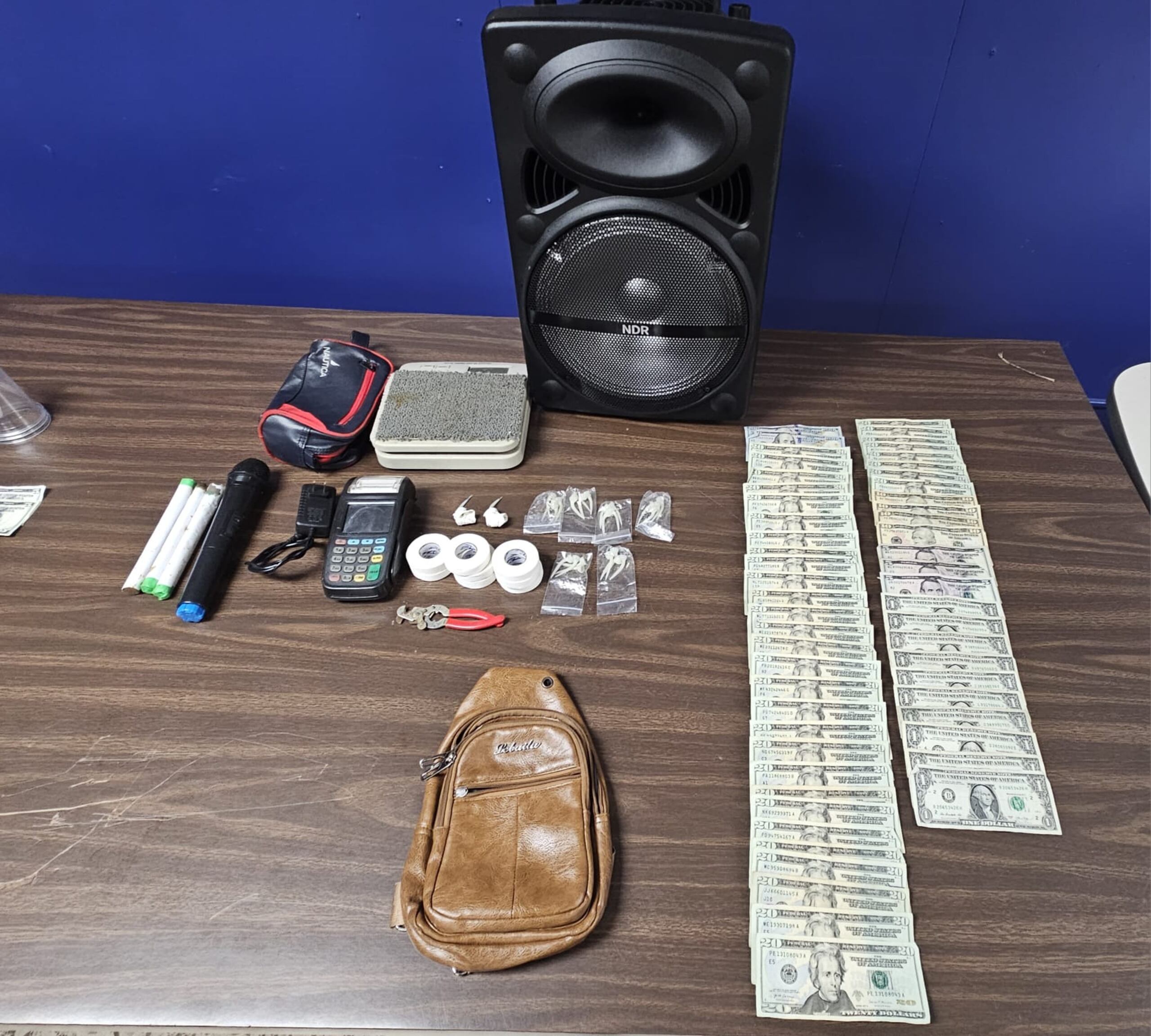 En el lugar ocuparon una bocina, un micrófono, una balanza, 26 espuelas, una máquina de ATH, ocho rollos de cinta adhesiva, tres pegas, una tijera, una mesa de póker, 12 dados de colores y $1,807 en efectivo.