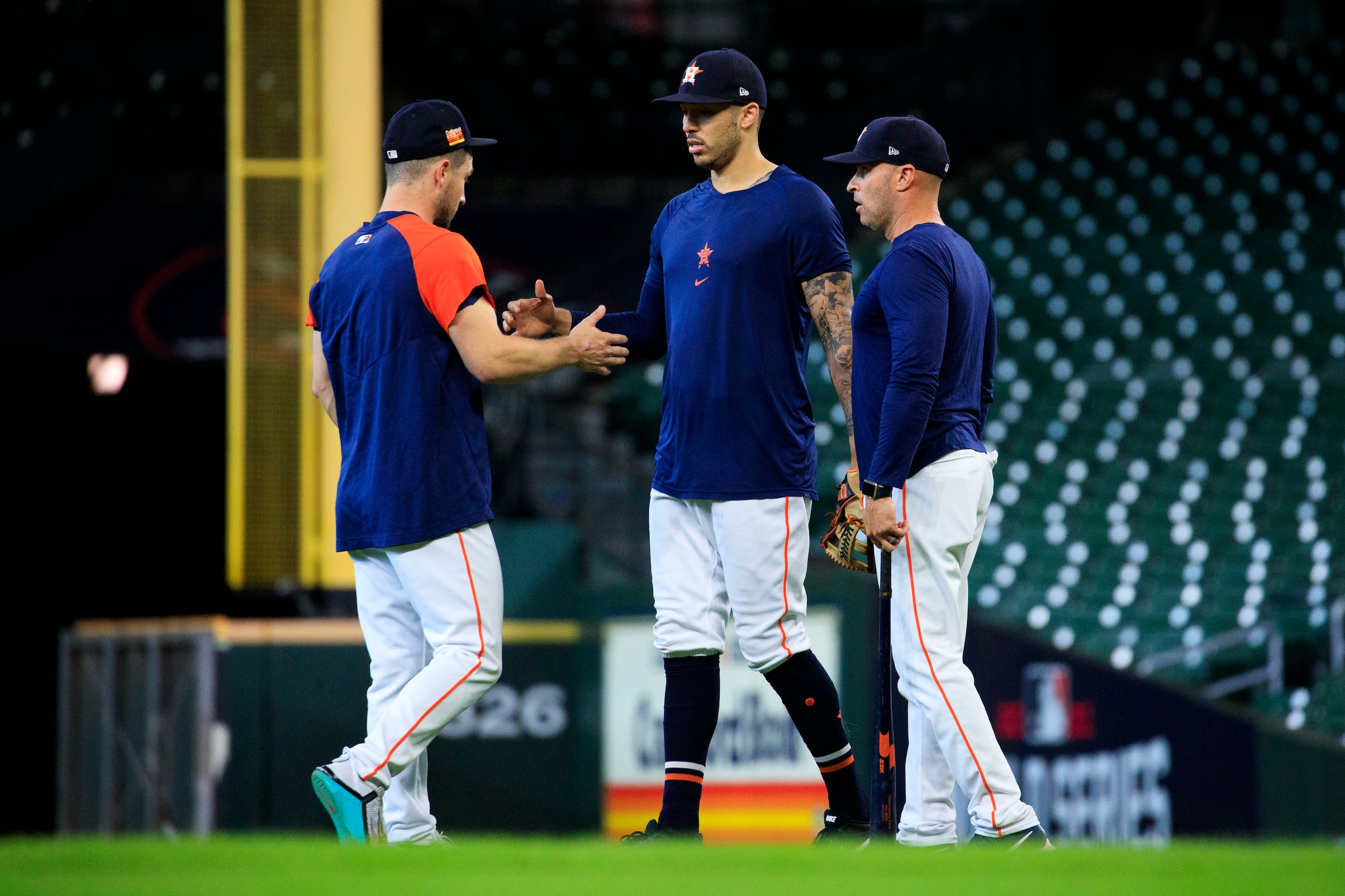 Joe Espada -conversando con Carlos Correa y Alex Bregman- es uno de varios entrenadores hispanos que trabaja desde hace muchos años en Grandes Ligas. Es el coach del banco de los Astros de Houston.