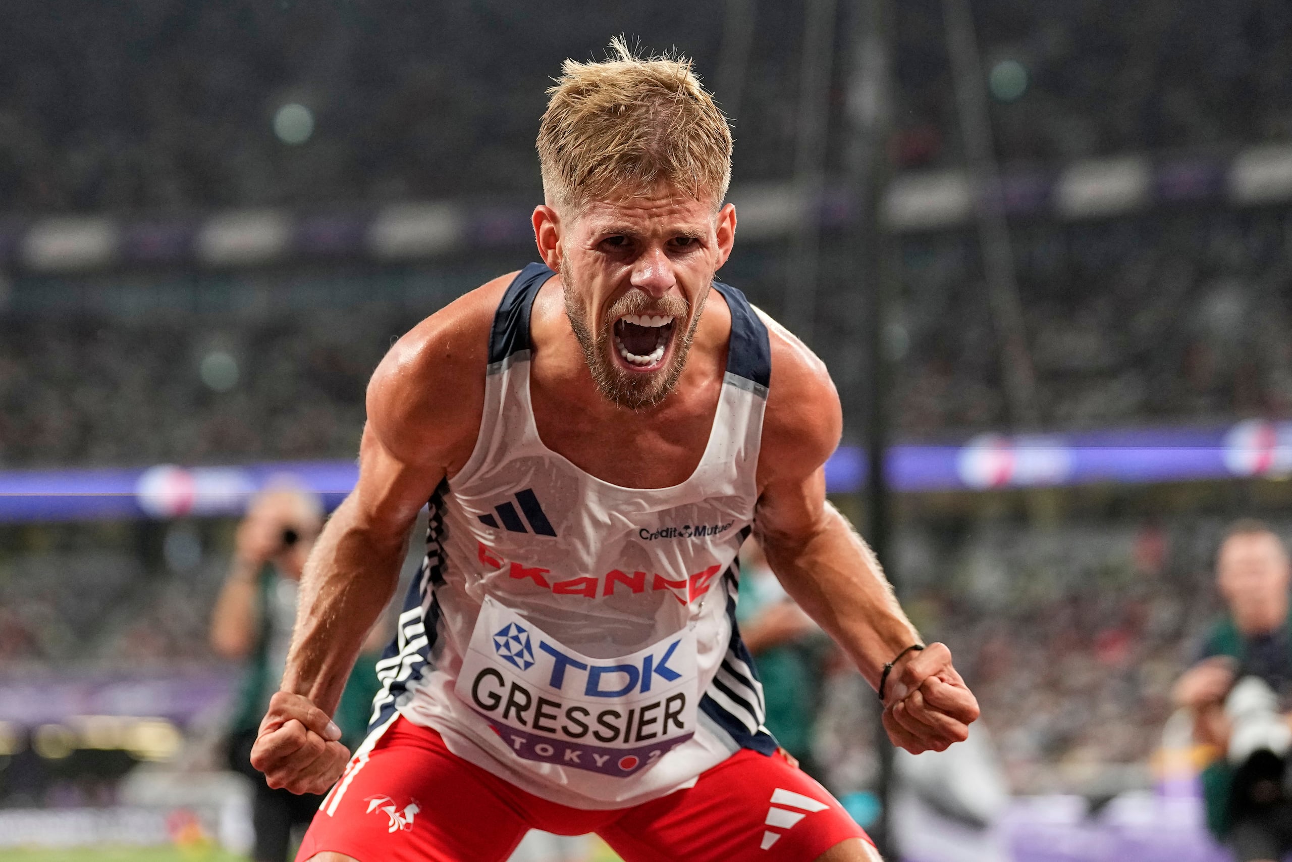 El francés Jimmy Gressier celebra tras ganar en la final de los 10.000 metros del Mundial de atletismo, el domingo 14 de septiembre de 2025, en Tokio. (AP Foto/Petr David Josek)