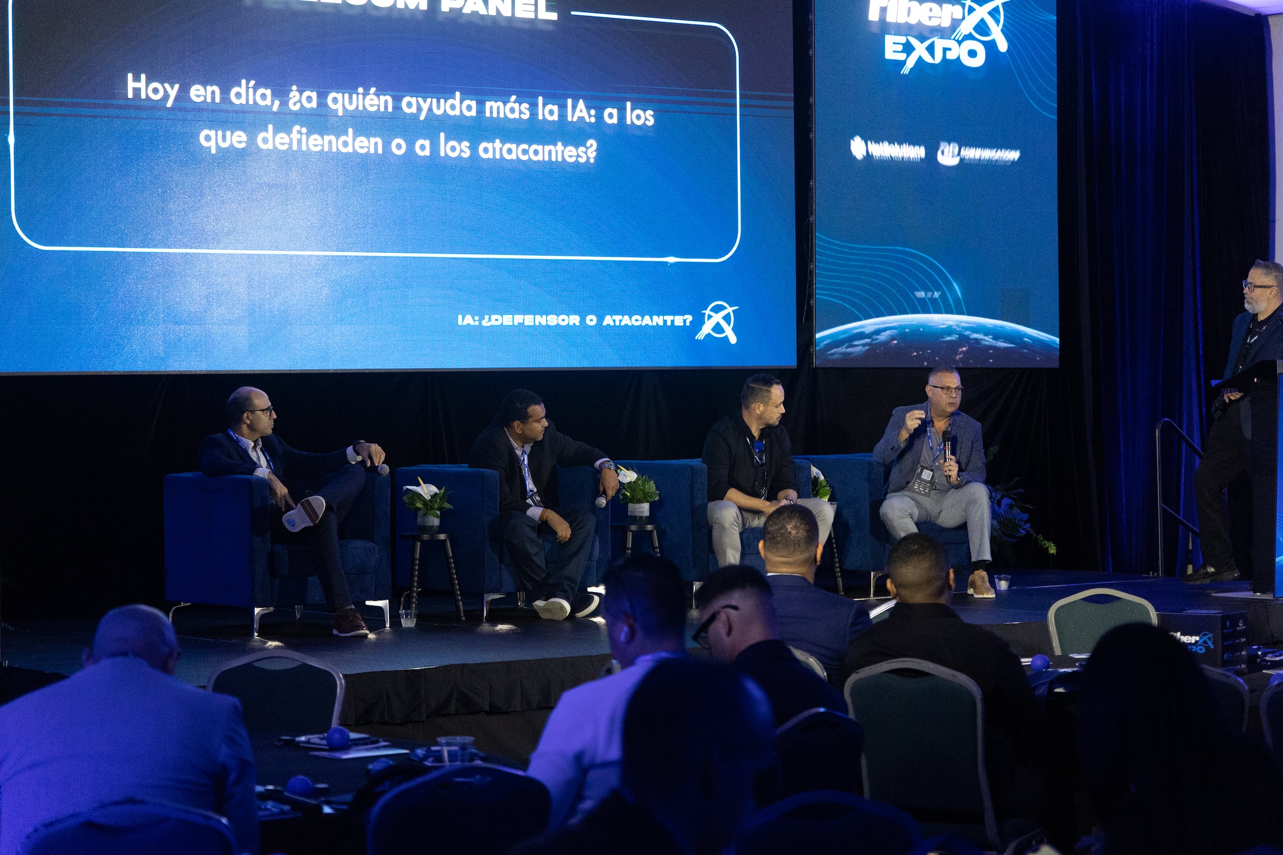 En el Telecom Panel, “AI Cybersecurity & Infrastructure Challenges”, moderado por Luis Torres, cofundador de Engine-4 Foundation, participaron Julio Uricari, SE Manager de Fortinet; Carlos Torres, Solution Architect Aruba de HPE; Carlos Pérez, Director of Security Intelligence de Trustedsec; y Daniel Pastrana, CEO, fundador, VCISO de CyberNest Secure.
