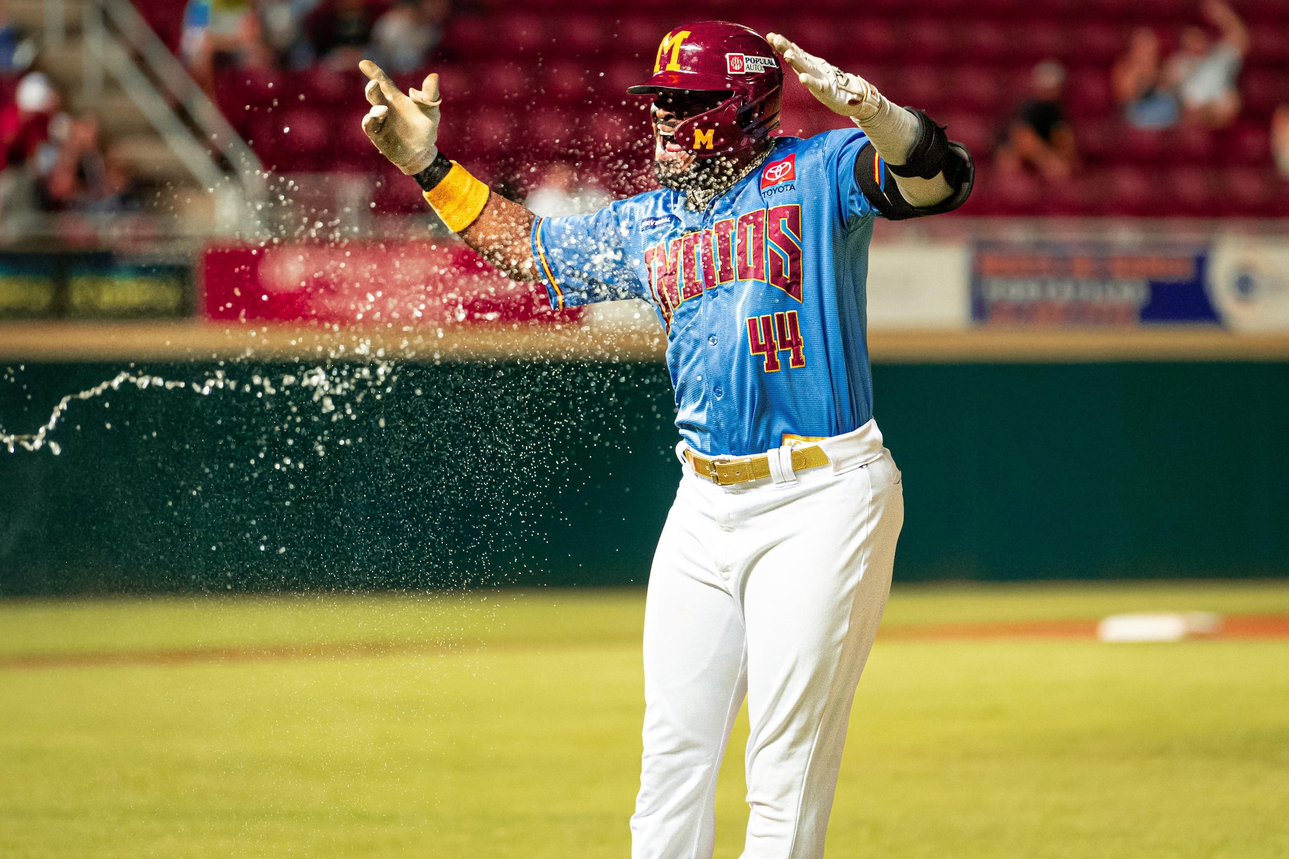 Anthony García, de los Indios de Mayagüez, celebra un jonrón de dos carreras en la última jornada del béisbol invernal.