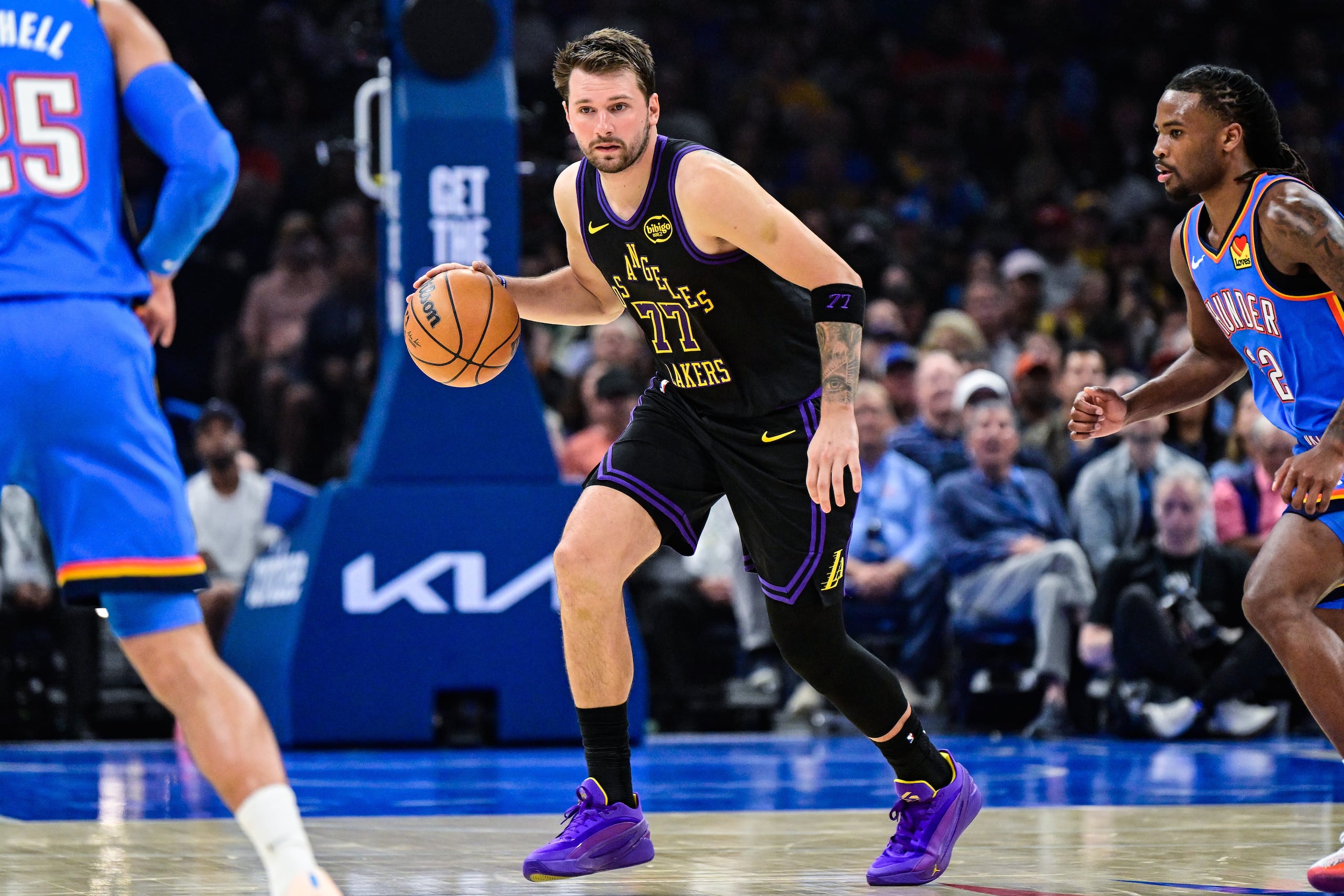 Luka Doncic maneja el balón en un juego entre los Lakers de Los Ángeles y el Thunder de Oklahoma City.